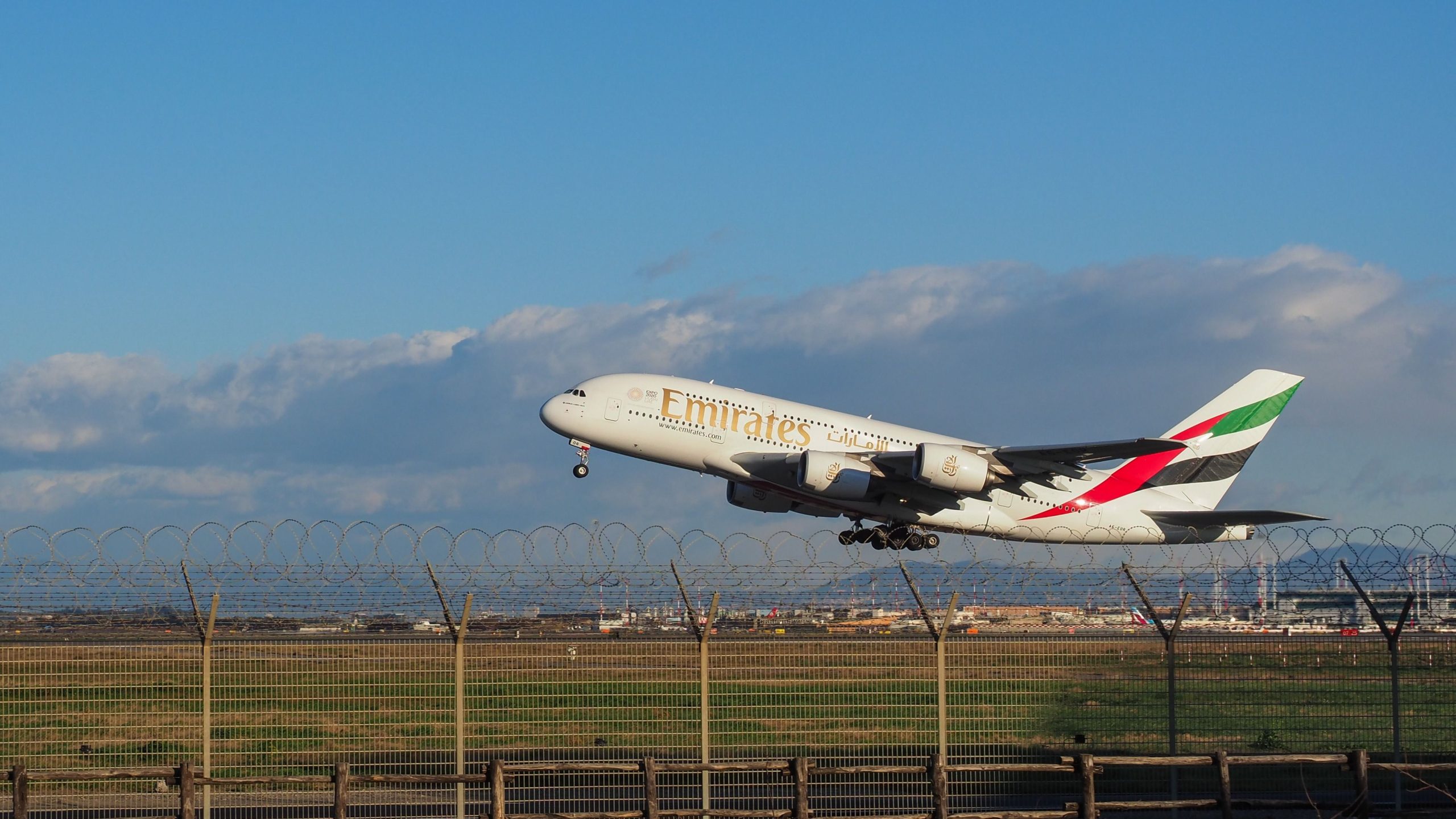 エミレーツ＆エティハドはイフタールの食事を提供し、カタール航空はラマダンのためのより多くの手荷物を許可します
