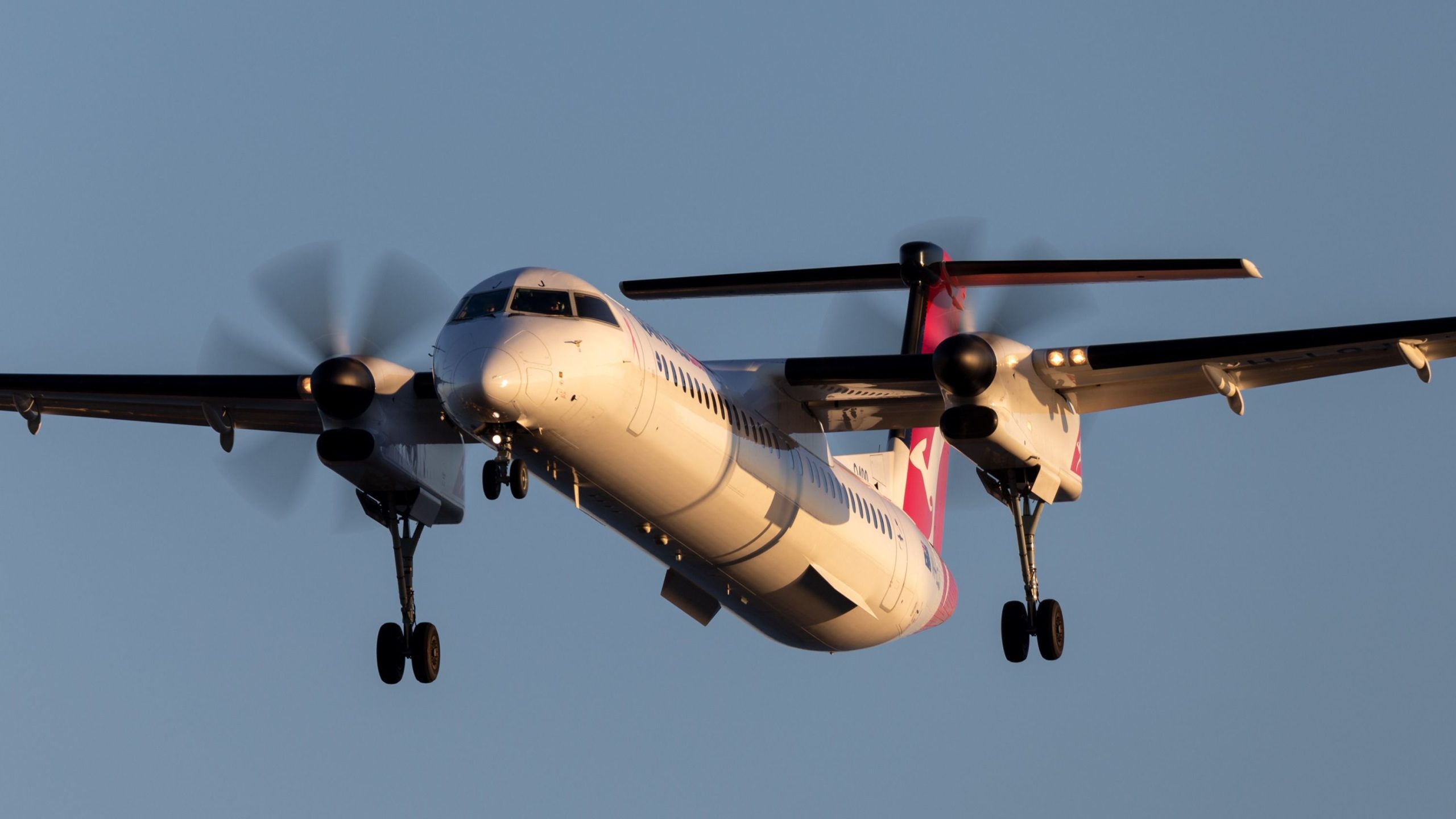 Qantaslinkは、最初のEx-WestJet Dash 8 Q400の配信を行います