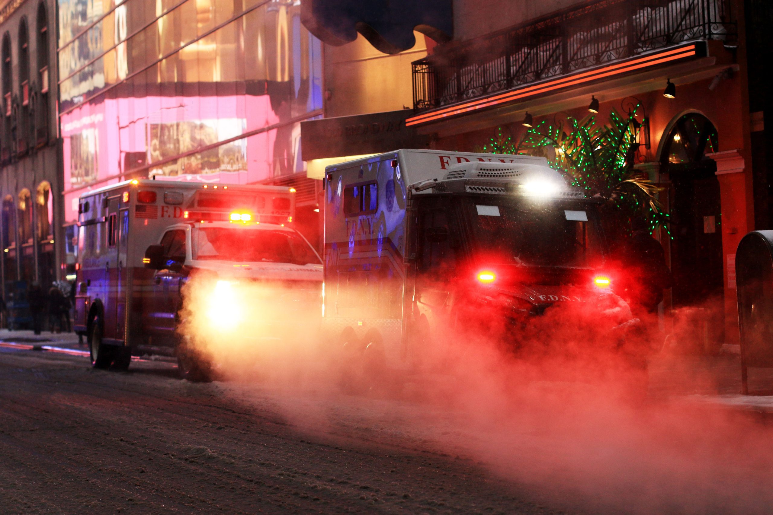 ニューヨークのタイムズスクエアに火がついた男、まだ緩んでいる疑い