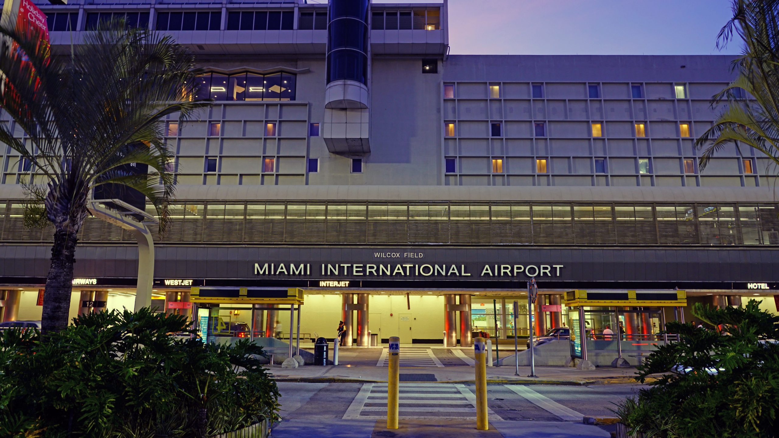 マイアミ空港で刺された後、危険な状態の女性