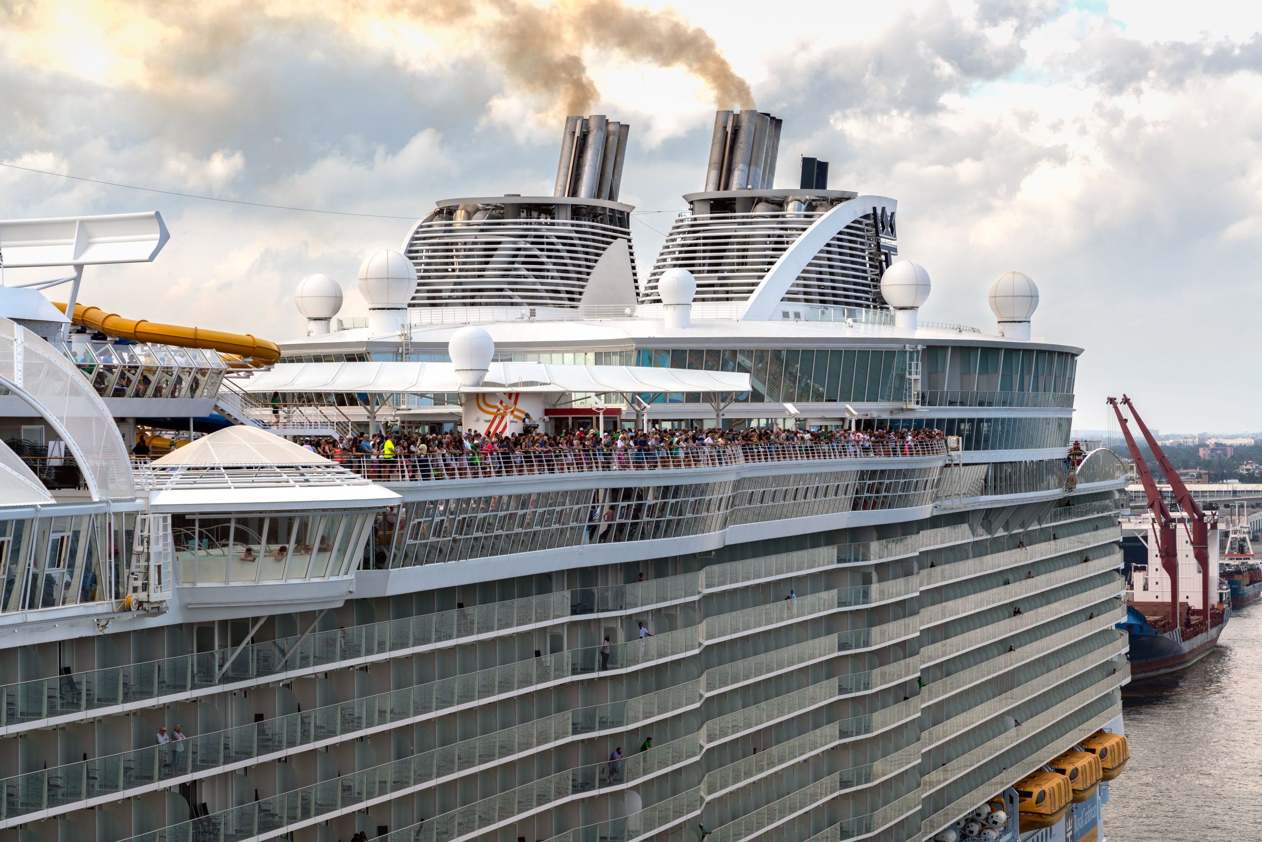 ノルウェーの真珠とカーニバルのサンライズ船は、恐ろしい80年代のテーマクルーズ事件に続いてロイヤルカリブ海を助けます