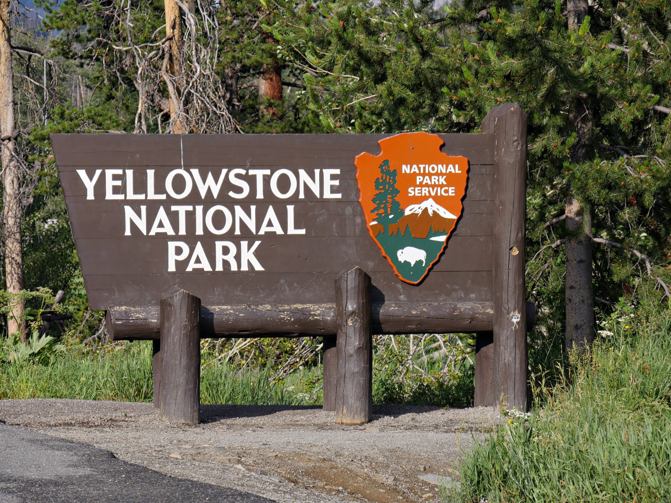 ビデオは、イエローストーンの近くの衝突で7が殺されているため、巨大な火の玉を明らかにします