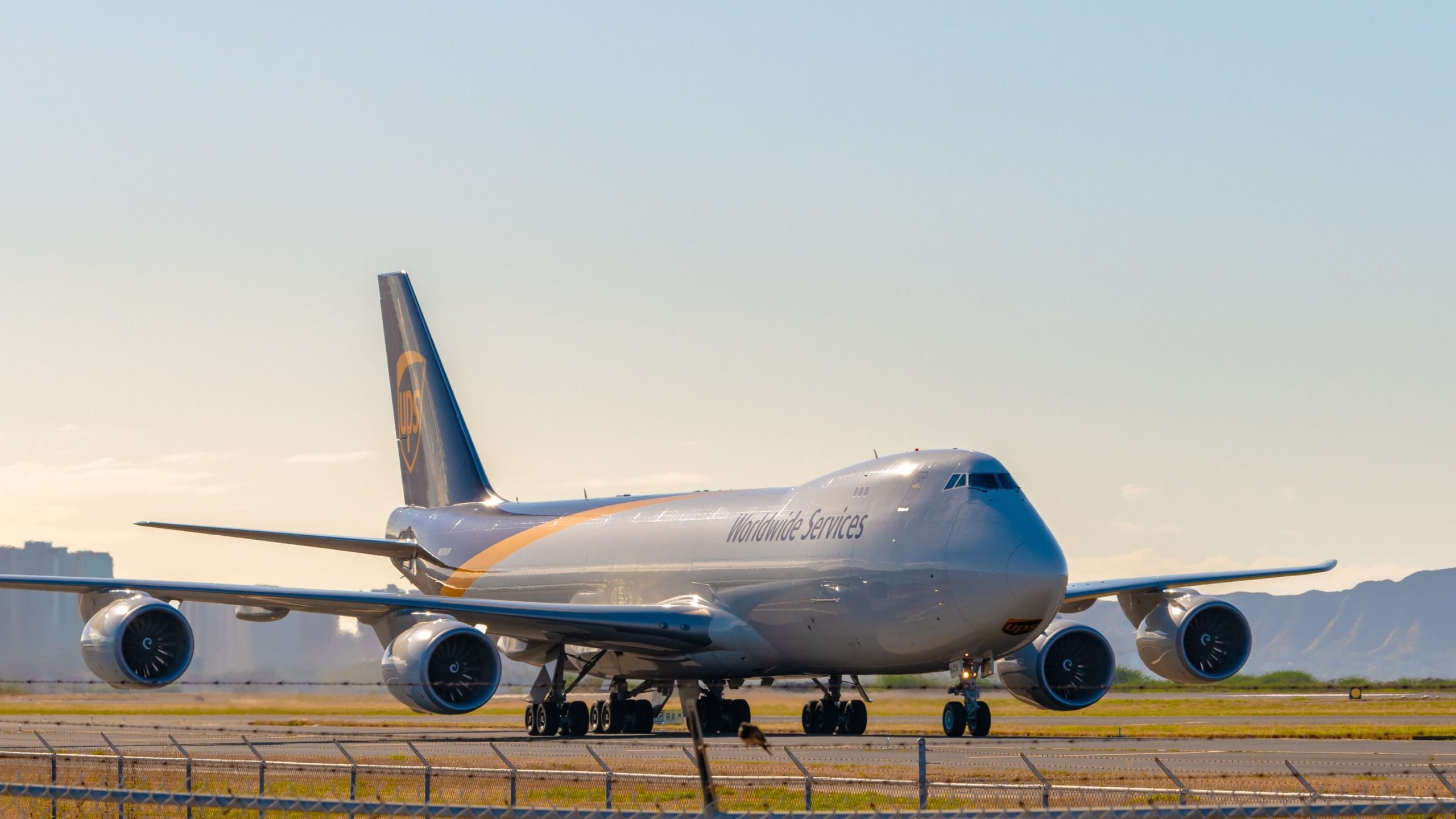 修理のために一時的にリーフ滑走路を閉鎖するホノルル国際空港