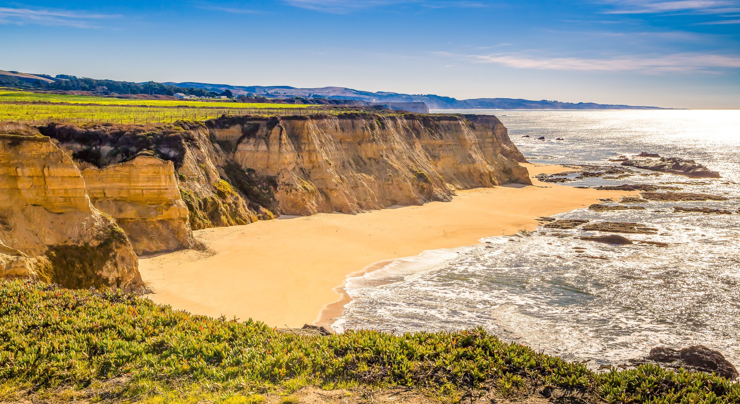 カリフォルニアで最も魅力的な沿岸の町の1つは、独特の形をした自然の不思議を持っています