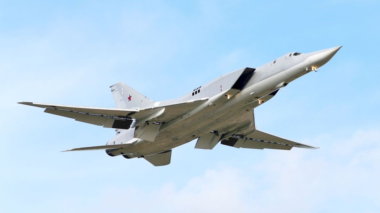 英国国防省は、TU-22M3バックファイヤー爆撃機が黒海で商人船を打つ後、ロシアをローストします