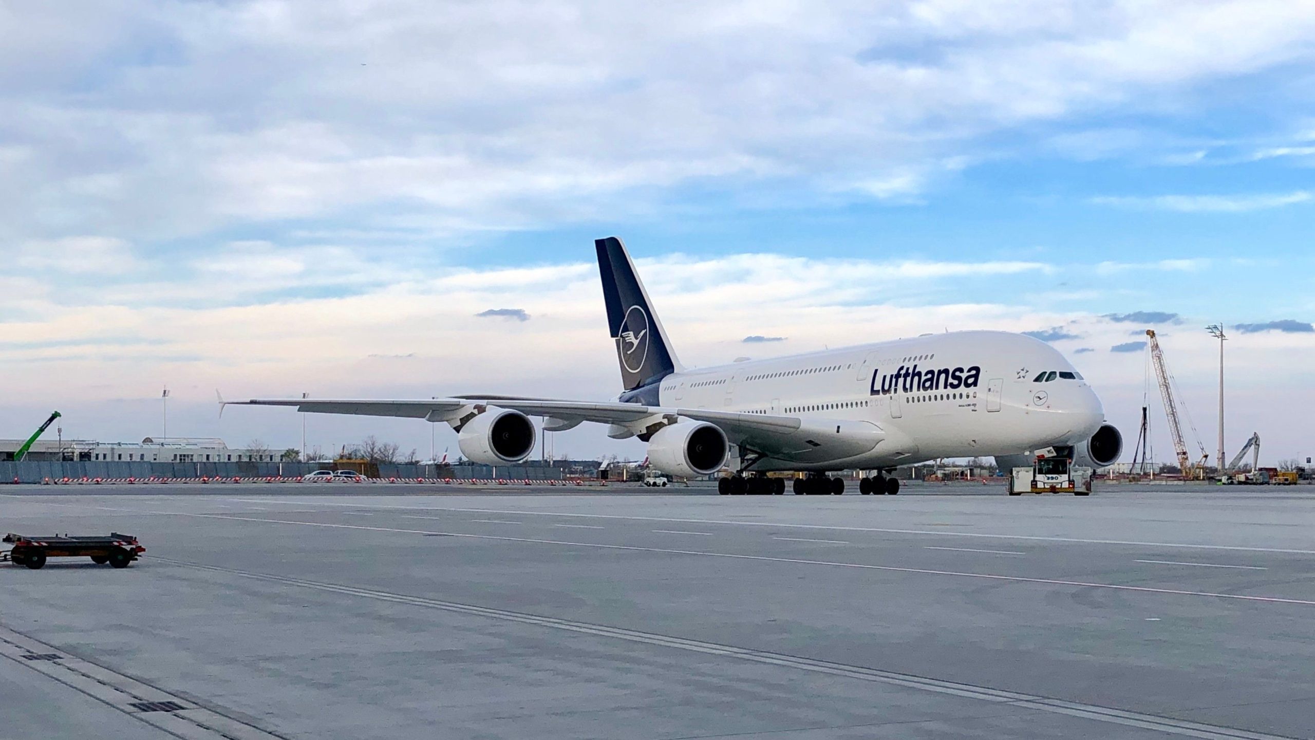 ルフタンサエアバスA380は、乗客がビジネスクラスの席でiPadを失った後、ボストンへのドイツの転用に向かいました