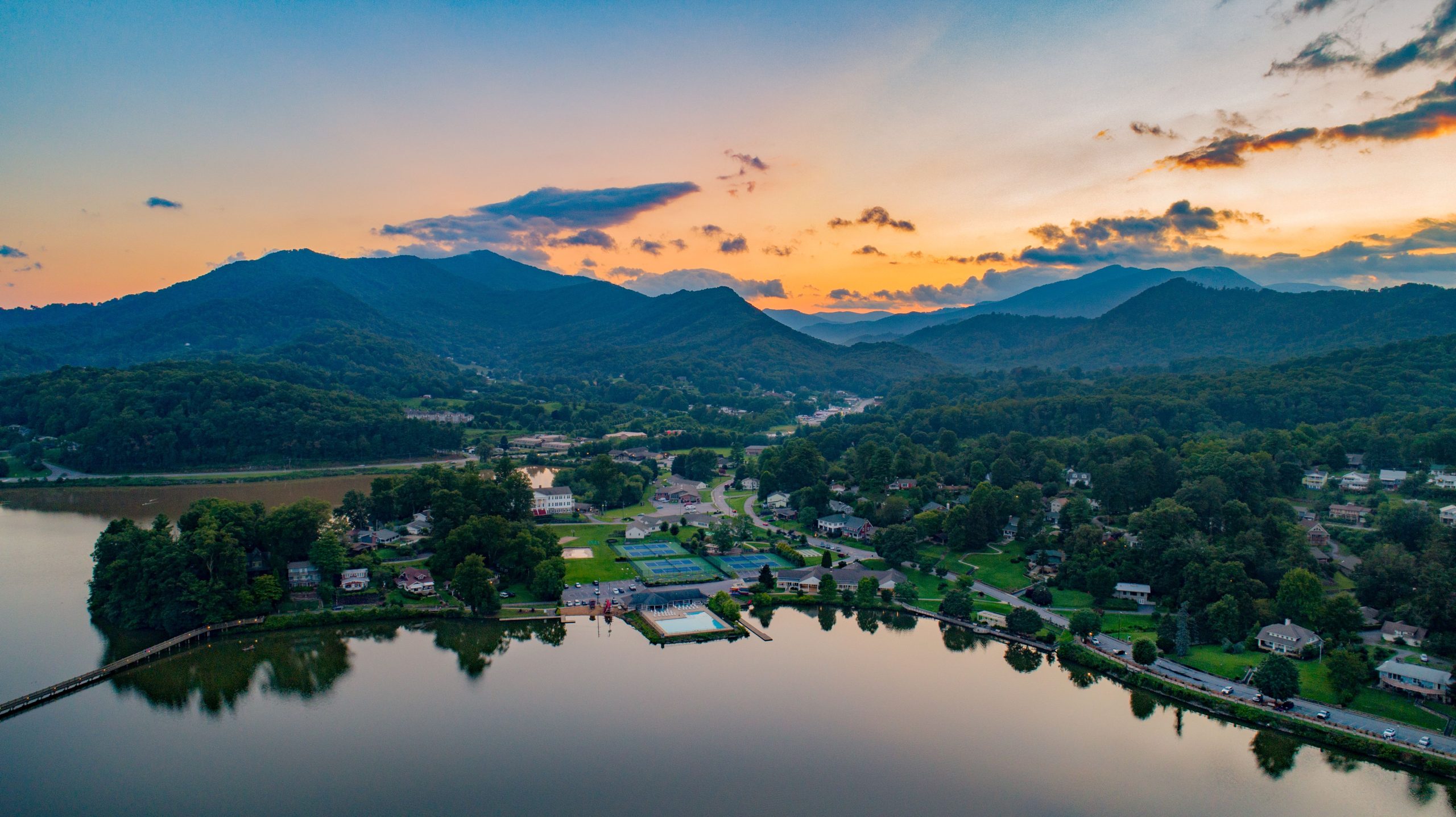 最も人気のある国立公園の近くにあるこのユニークな「スピリチュアル」ブルーリッジの町にアッシュビルを交換