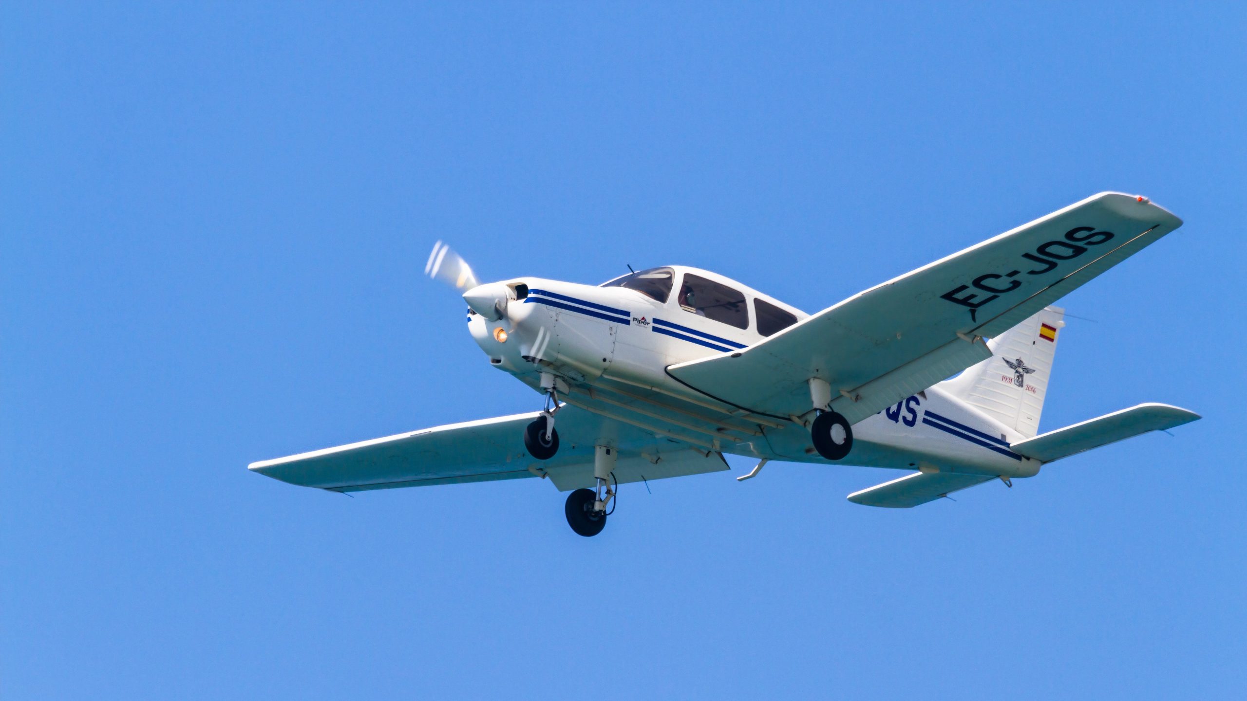 サクラメントのゴルフコースで小さな飛行機がcrash落します