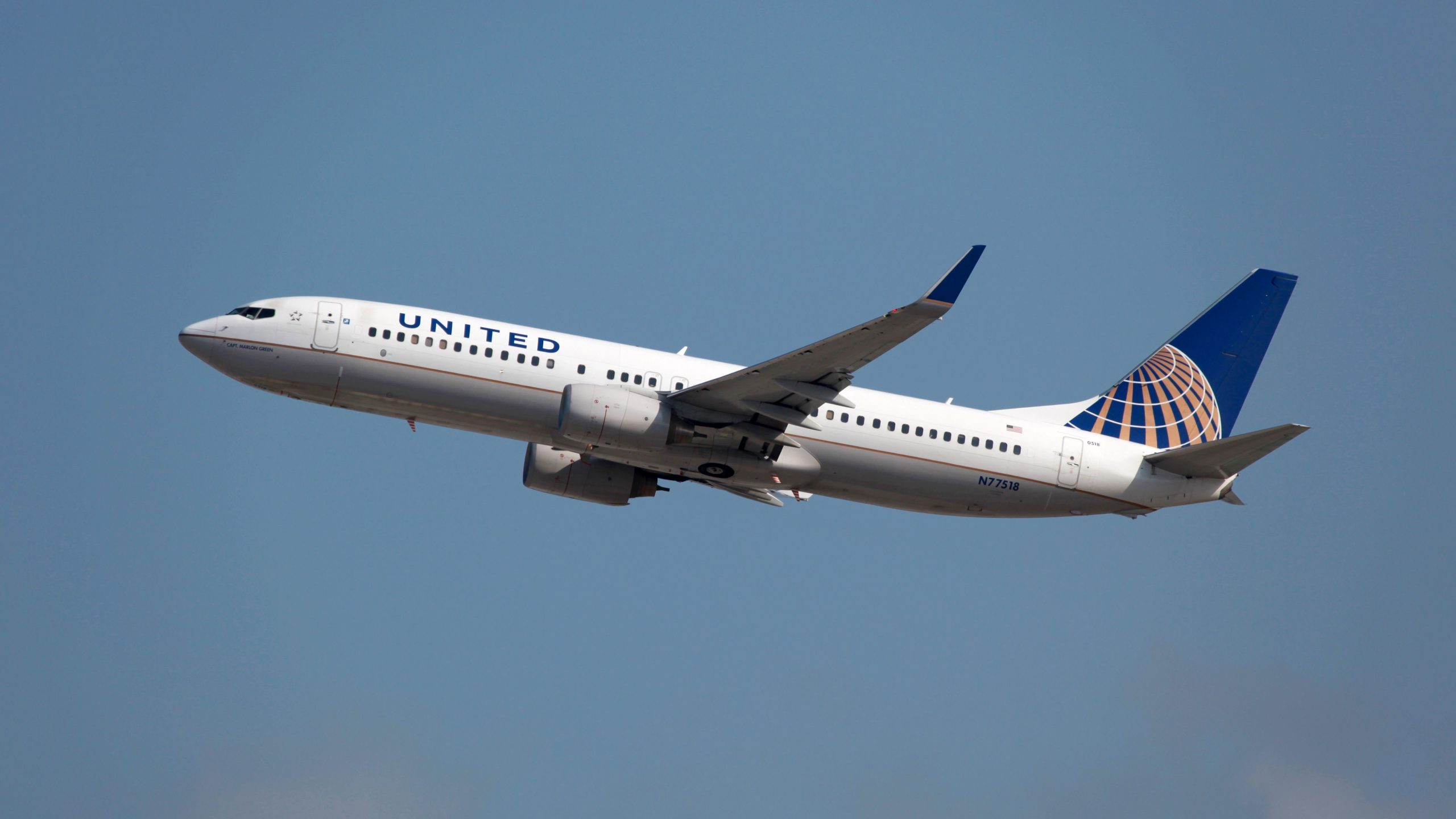 ユナイテッド航空のボーイング737-800は、「バイオハザード」が乗組員を嘔吐させた後、ワシントン・ダレスに迂回します