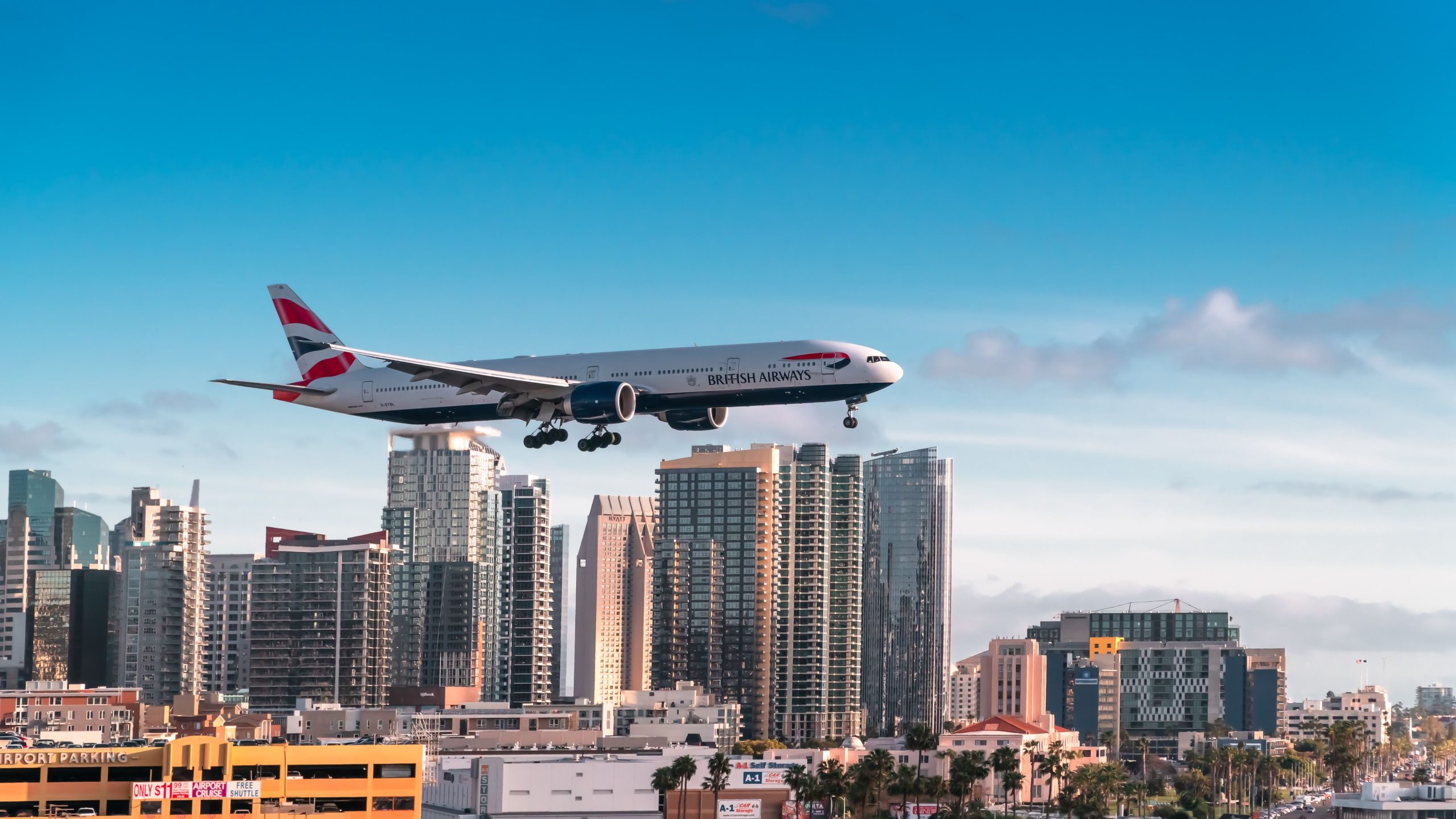 サンディエゴ国際空港で150ポンドのマリファナを密輸しようとした後、4人が逮捕されました