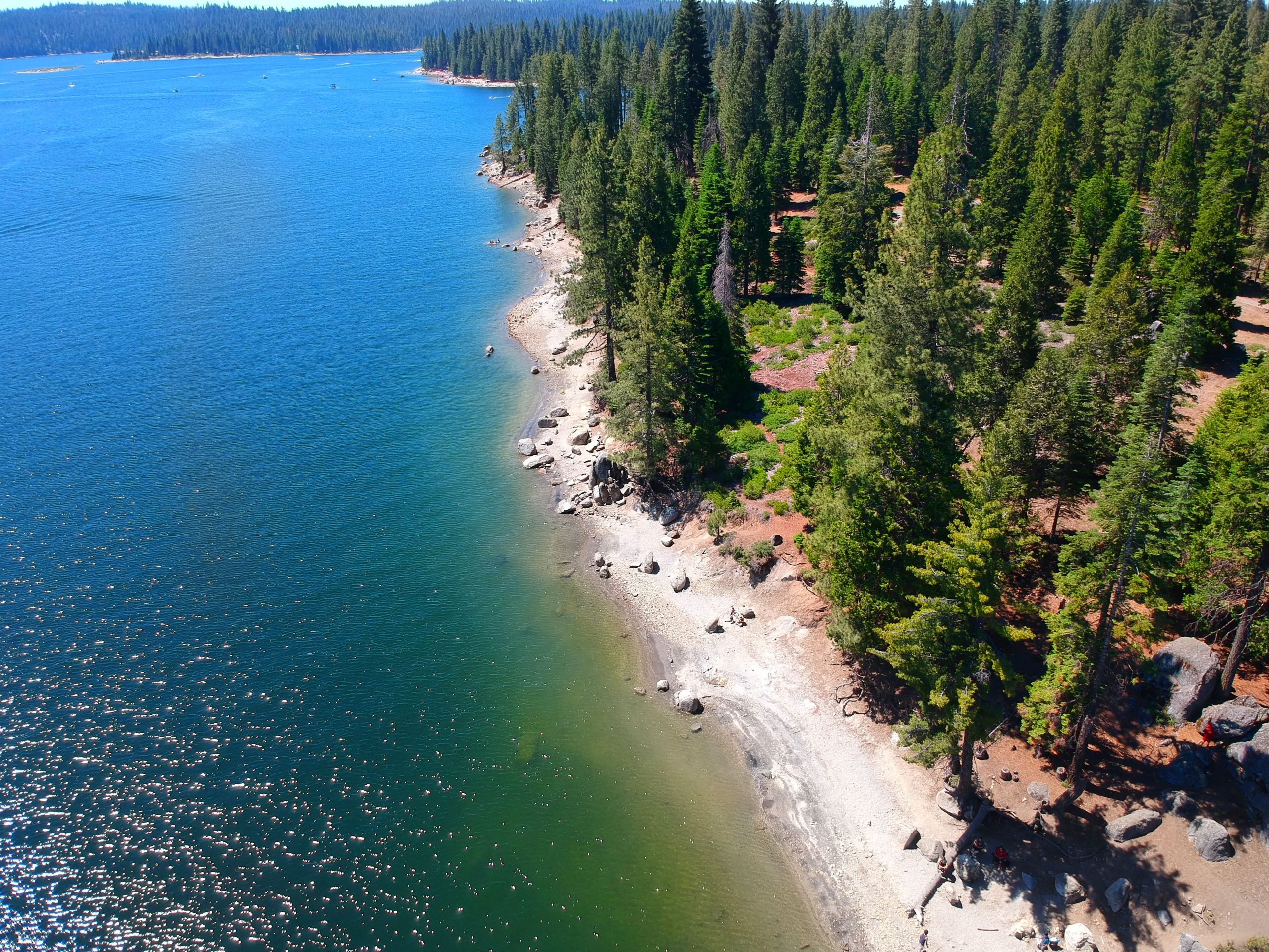 あなたが聞いたことがない「ミニ湖のタホ」は、過小評価されているが美しいカリフォルニアの山の町です