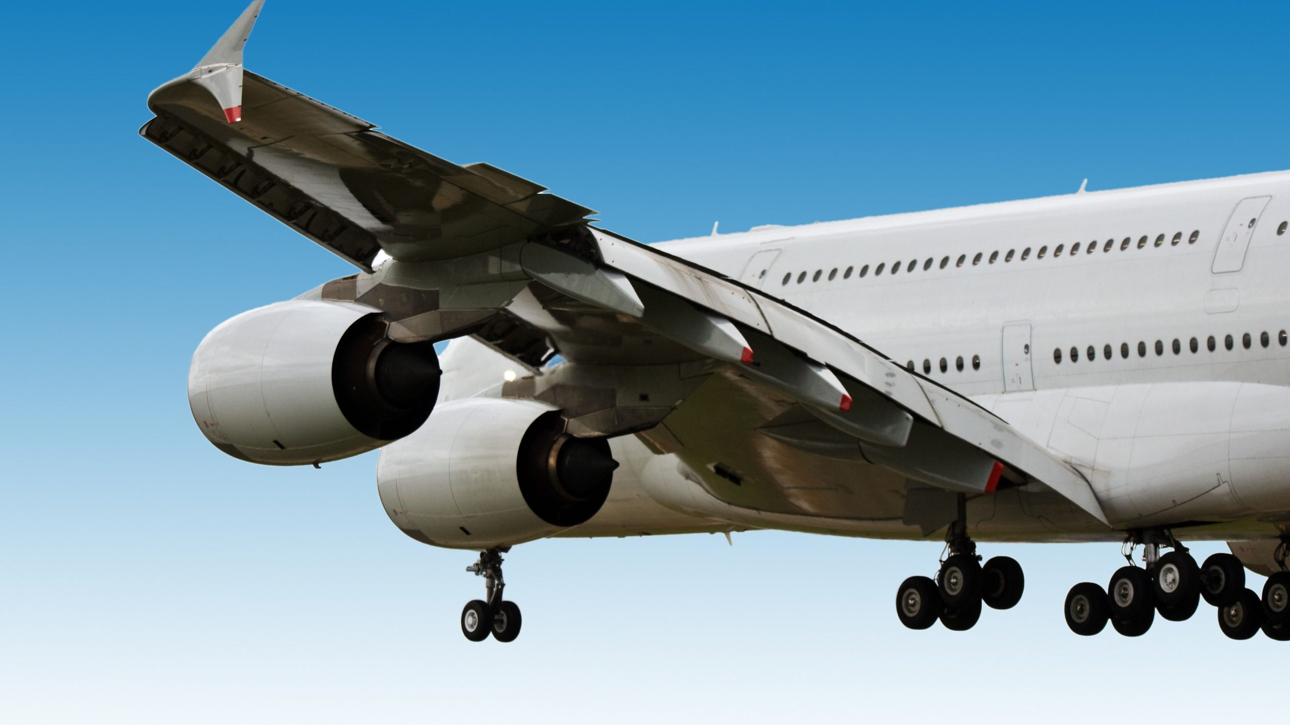 グローバル航空の最初のエアバスA380が着陸装置を下げて大西洋を飛び回った理由