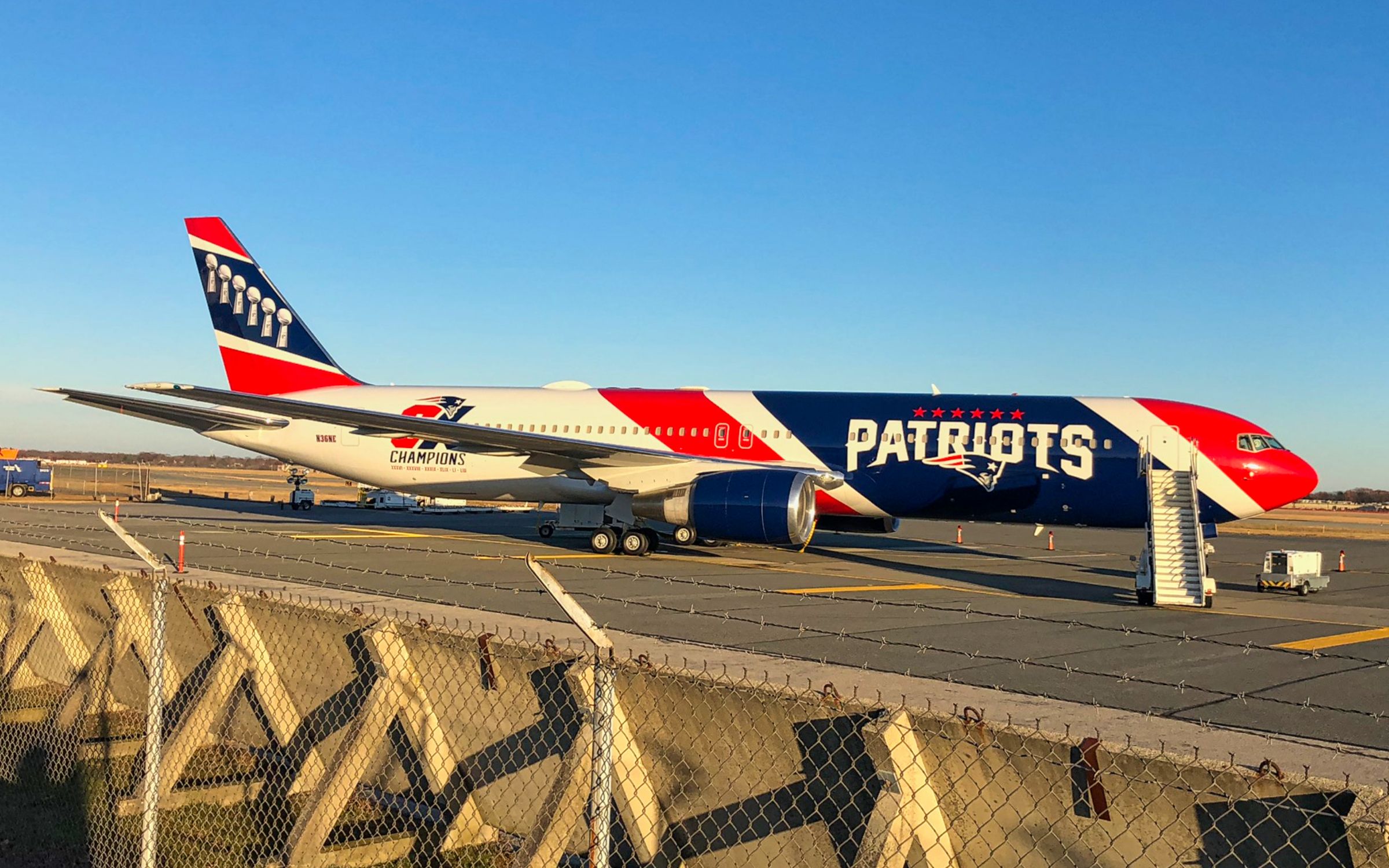 勝利フライト：ロサンゼルスドジャースはニューイングランドの愛国者の32歳のボーイング767-300erに乗るヒッチ