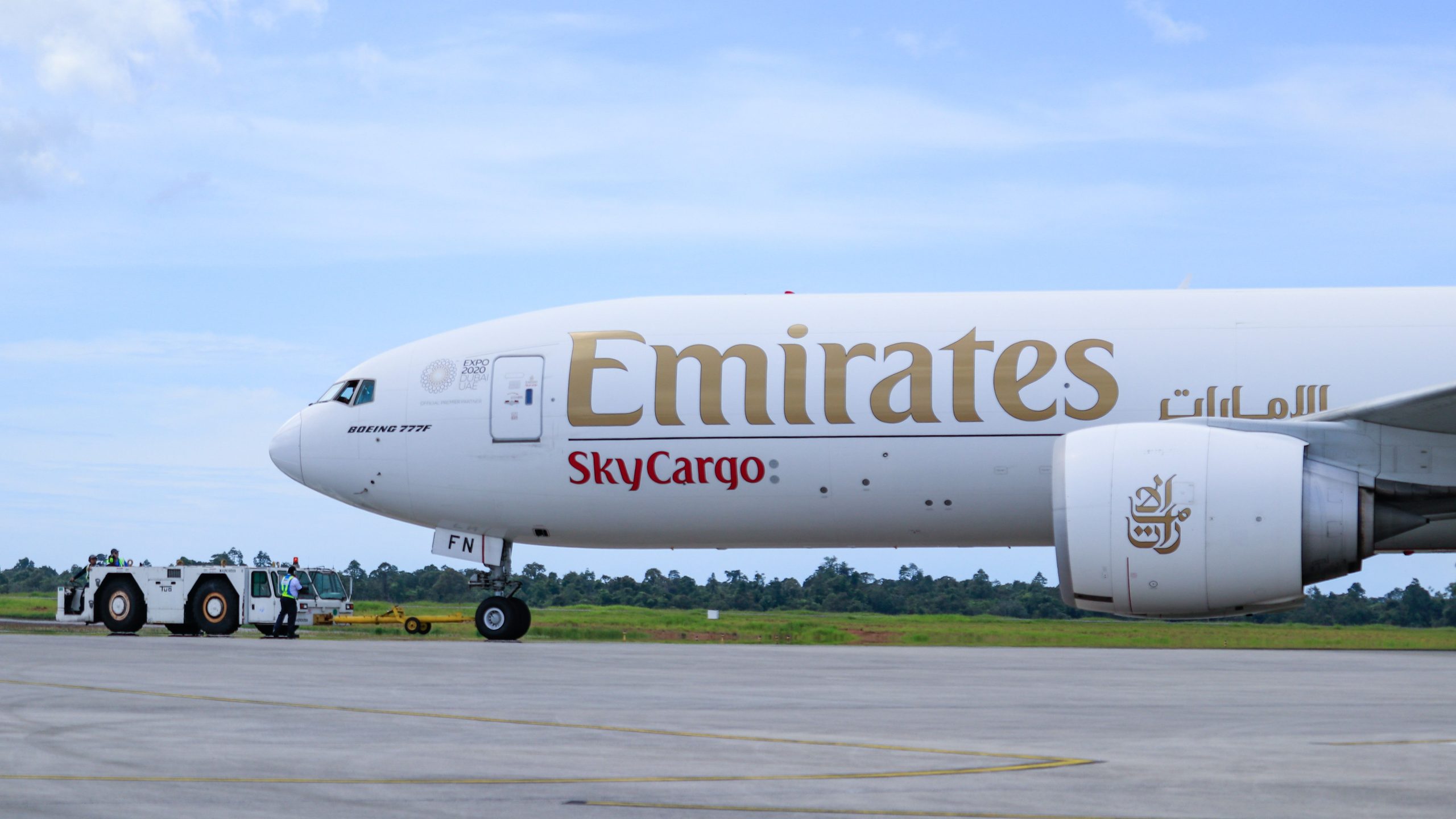 エミレーツは、最新の貨物船の注文のためにエアバスA350またはボーイング777Xを検討しています