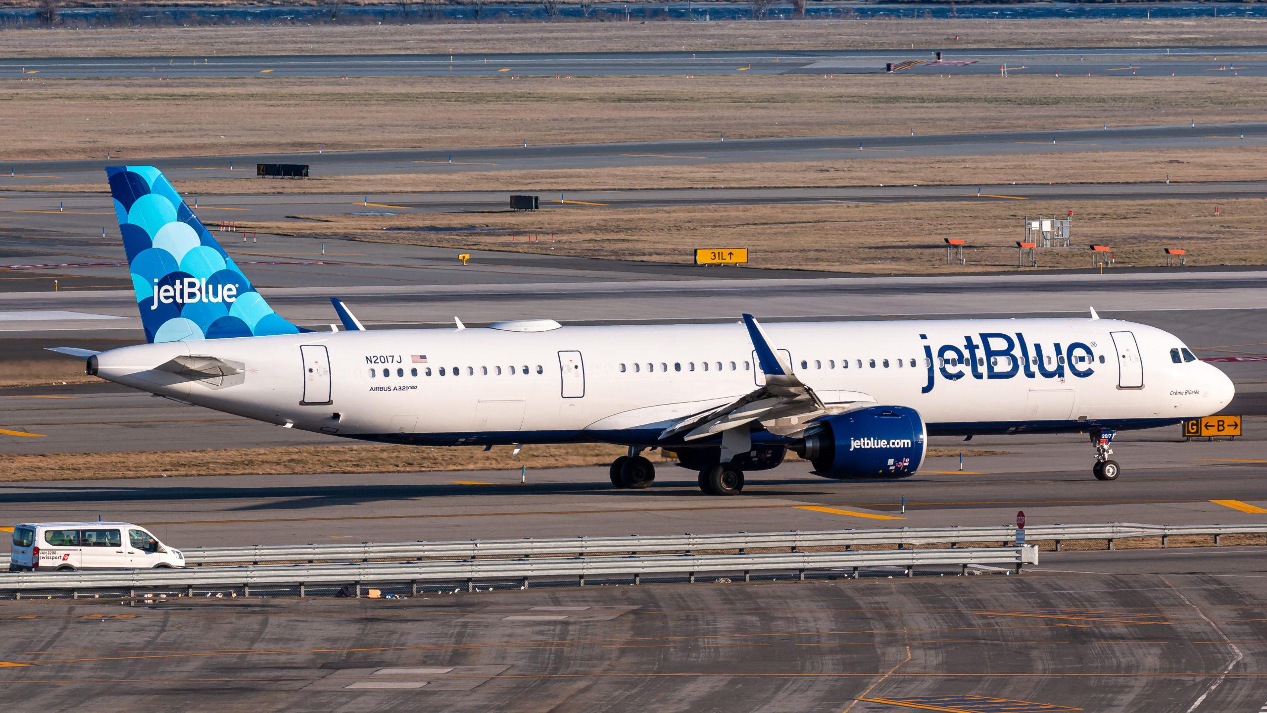 JetBlueの客室乗務員は、緊急携帯電話の誤動作に対する迅速な対応を称賛しました