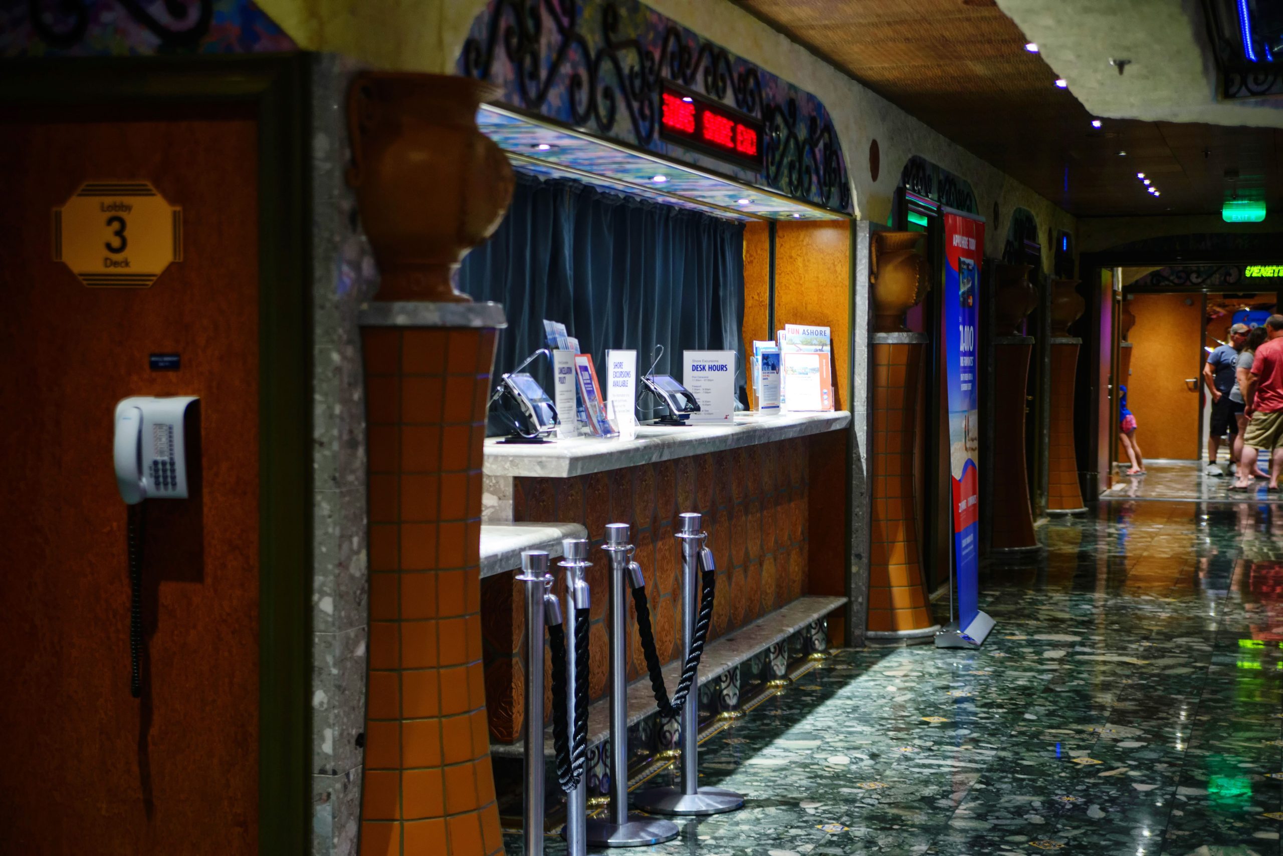 カーニバルクルーズラインの乗客は、偽のクルーズ担当者によって「隠された料金」について警告されています