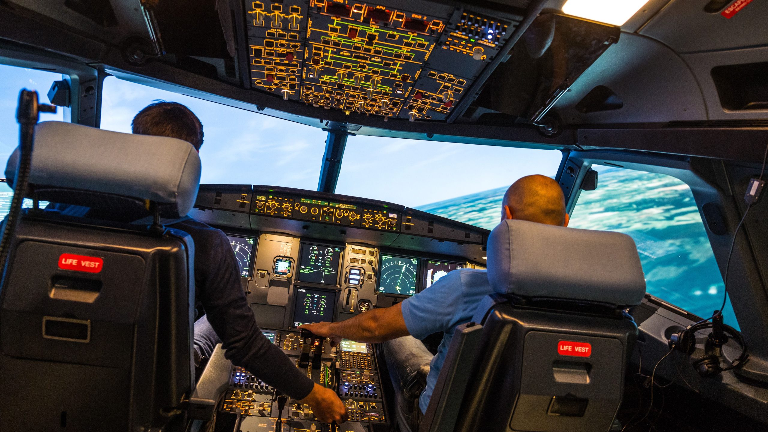 資格のある航空会社のパイロットは、なぜシミュレータートレーニングを受ける必要があるのですか？