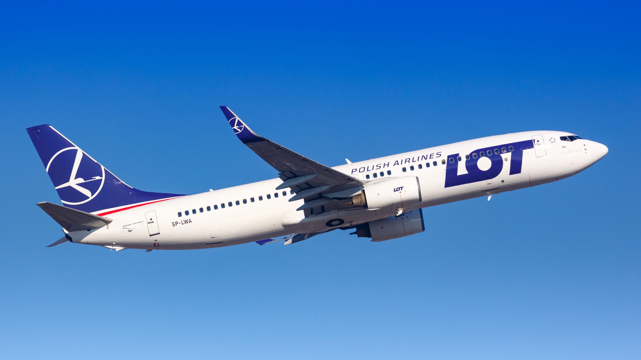 ワルシャワルートでロットポーランドの航空会社を歓迎するアイスランドのケフラビク空港