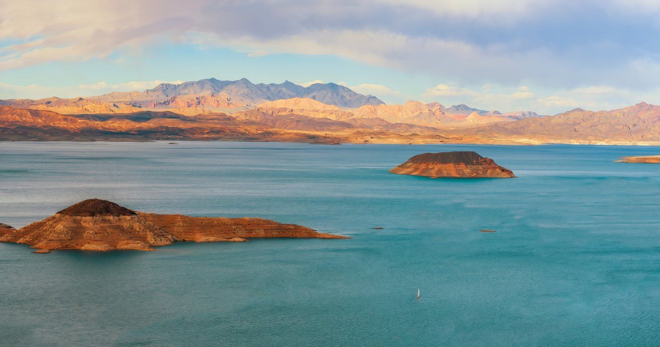 米国最大の人工湖は、フルプールで2876万エーカーフィートの印象的な水容量を持っています