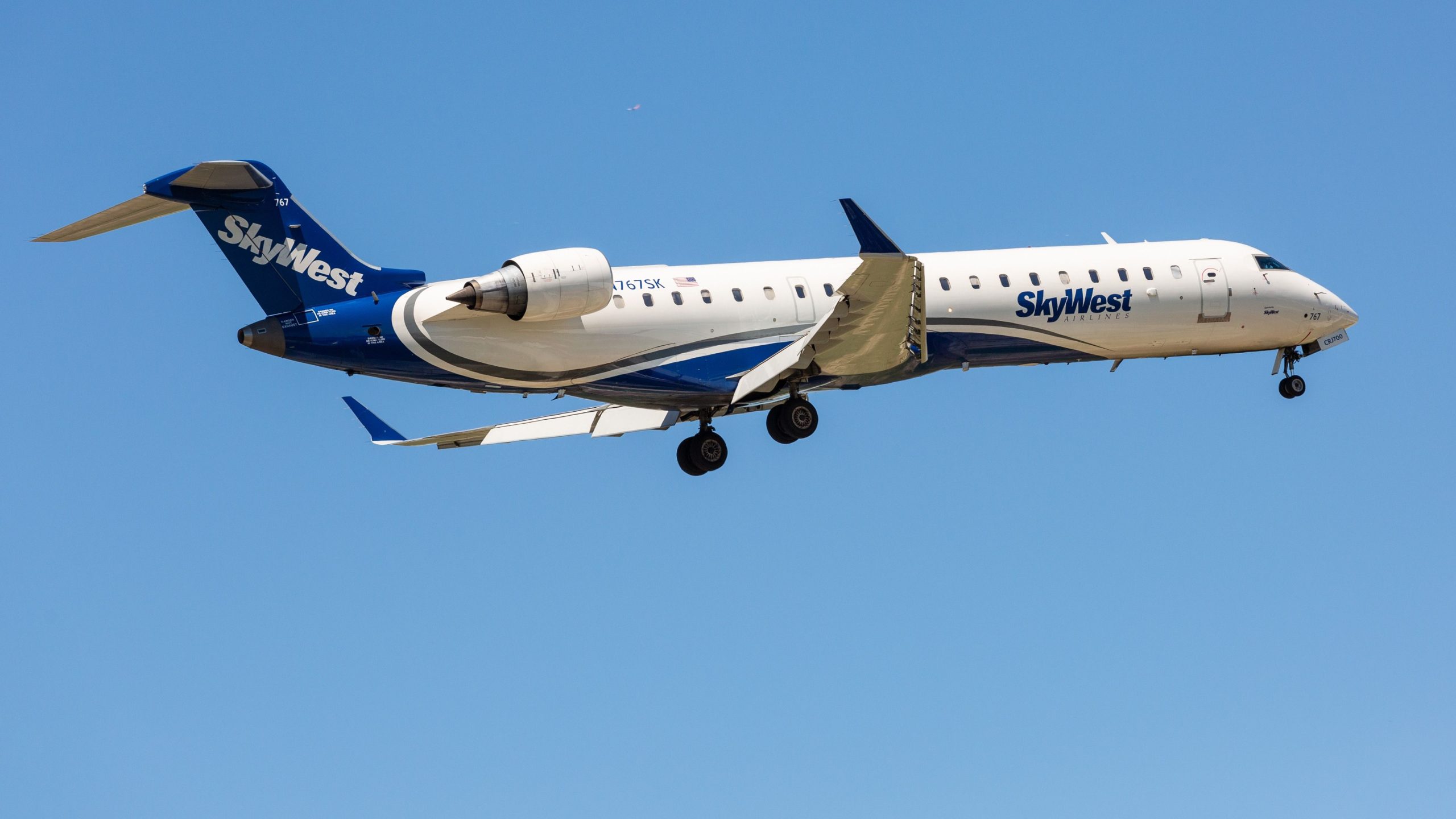 スカイウェストインフォライト協会は、前大統領が「不本意に追い出された」ため、2つの訴訟に直面しています