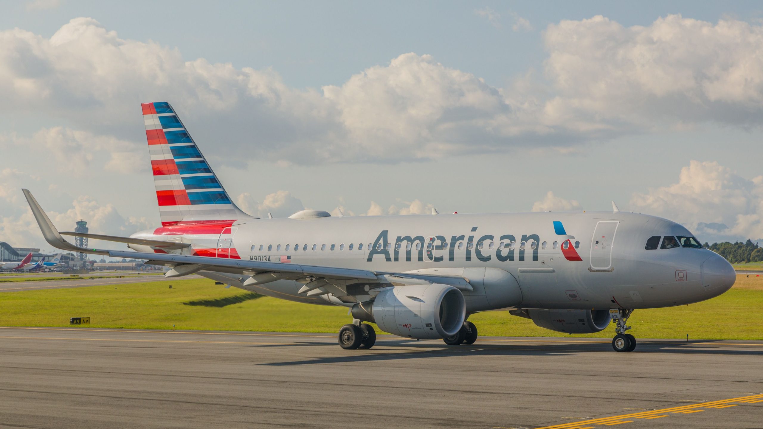 ラッパーの少年は、アメリカン航空が不当に彼を一流から取り除いたと主張する