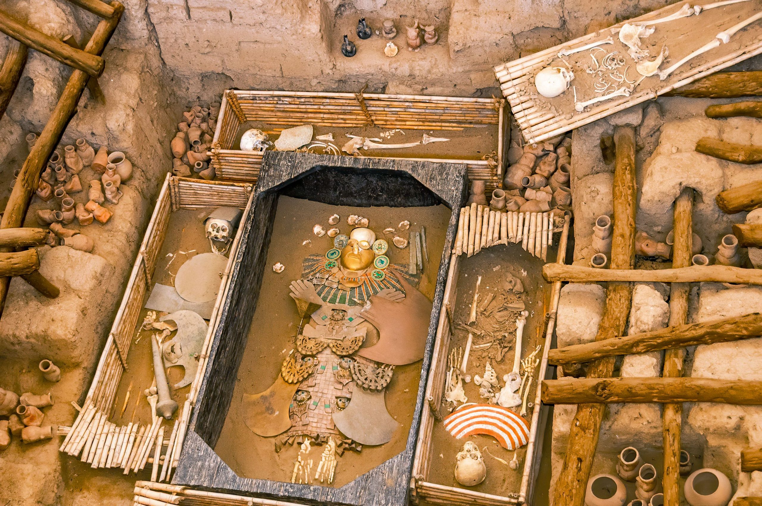 先史時代の王の5、000年前の墓からの350のアーティファクトは、欠けているものによって影を落とされています