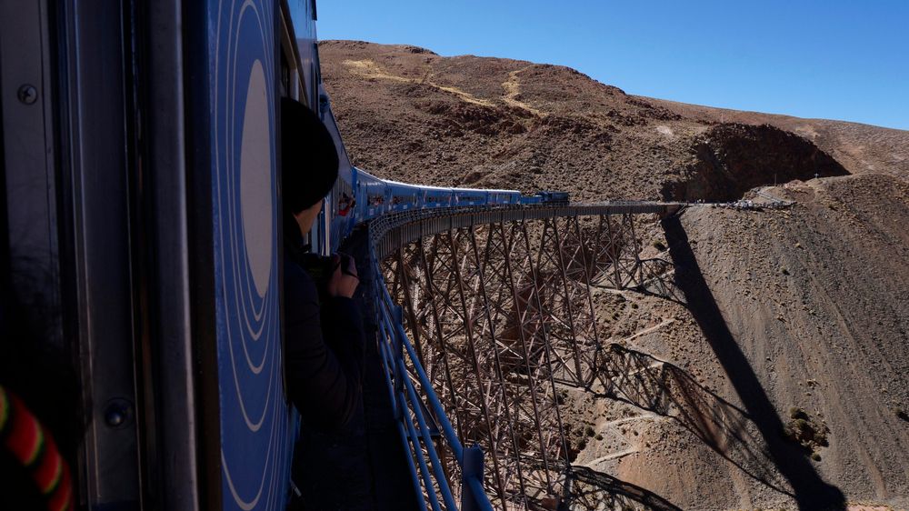 最も危険な地形を通る7つの非常識な列車