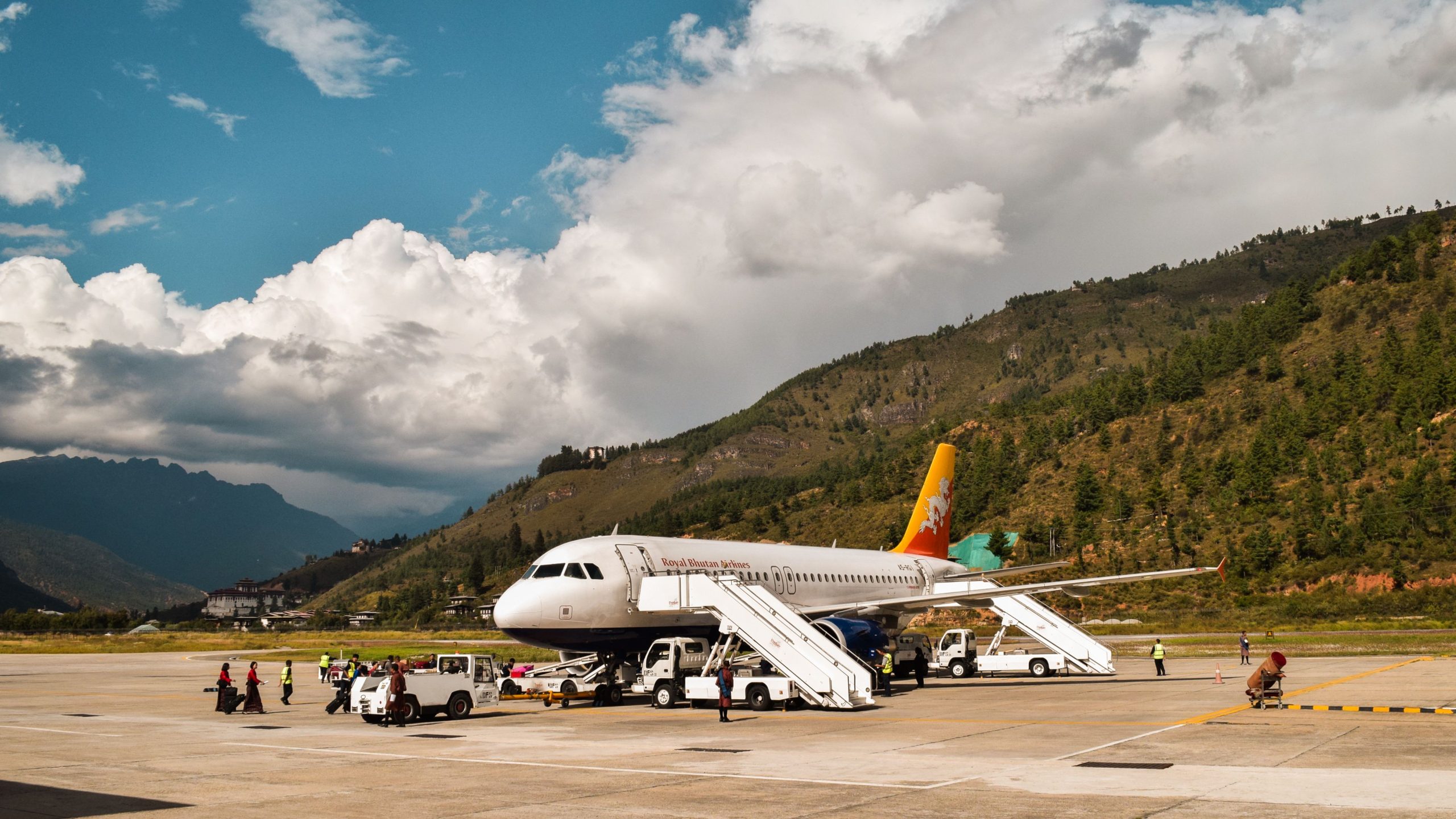ブータンのパロ空港でパイロットが少ないのはなぜですか