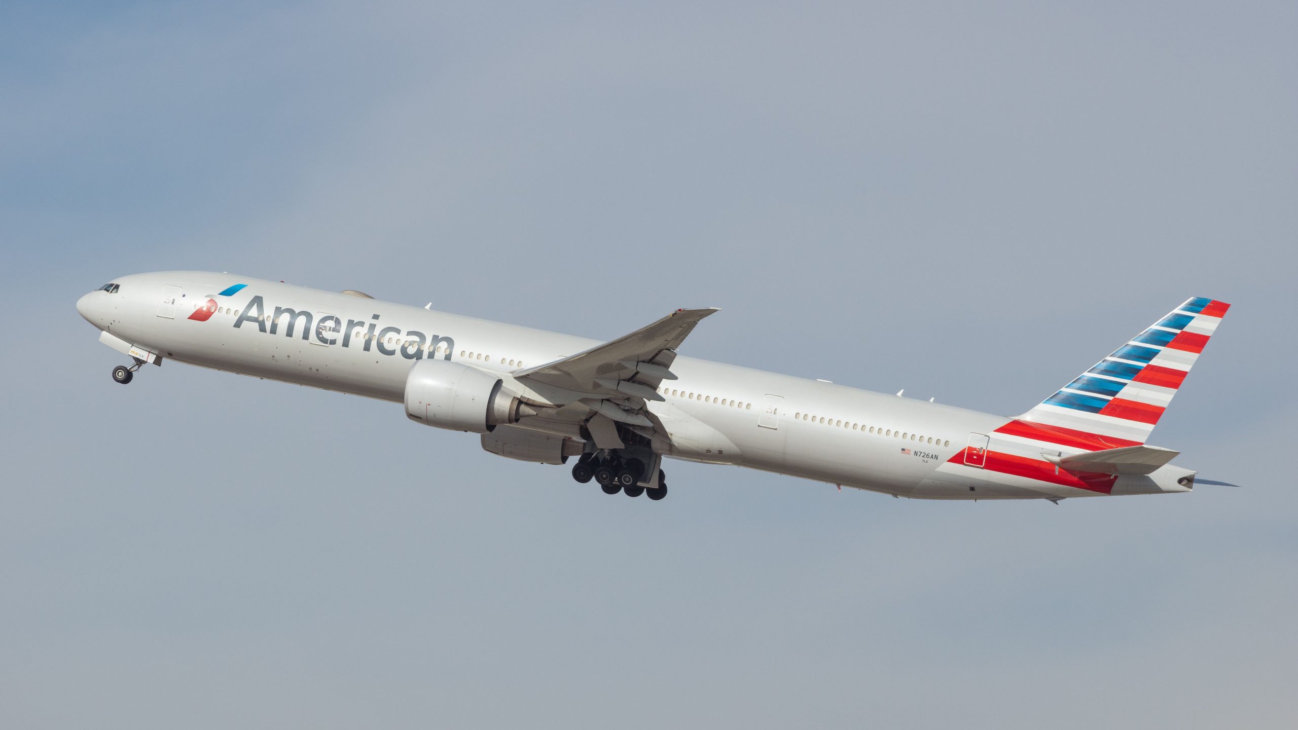 American Airlines Boeing 777-300ERは、偽の貨物ドアアラームの後にロサンゼルスに戻ります