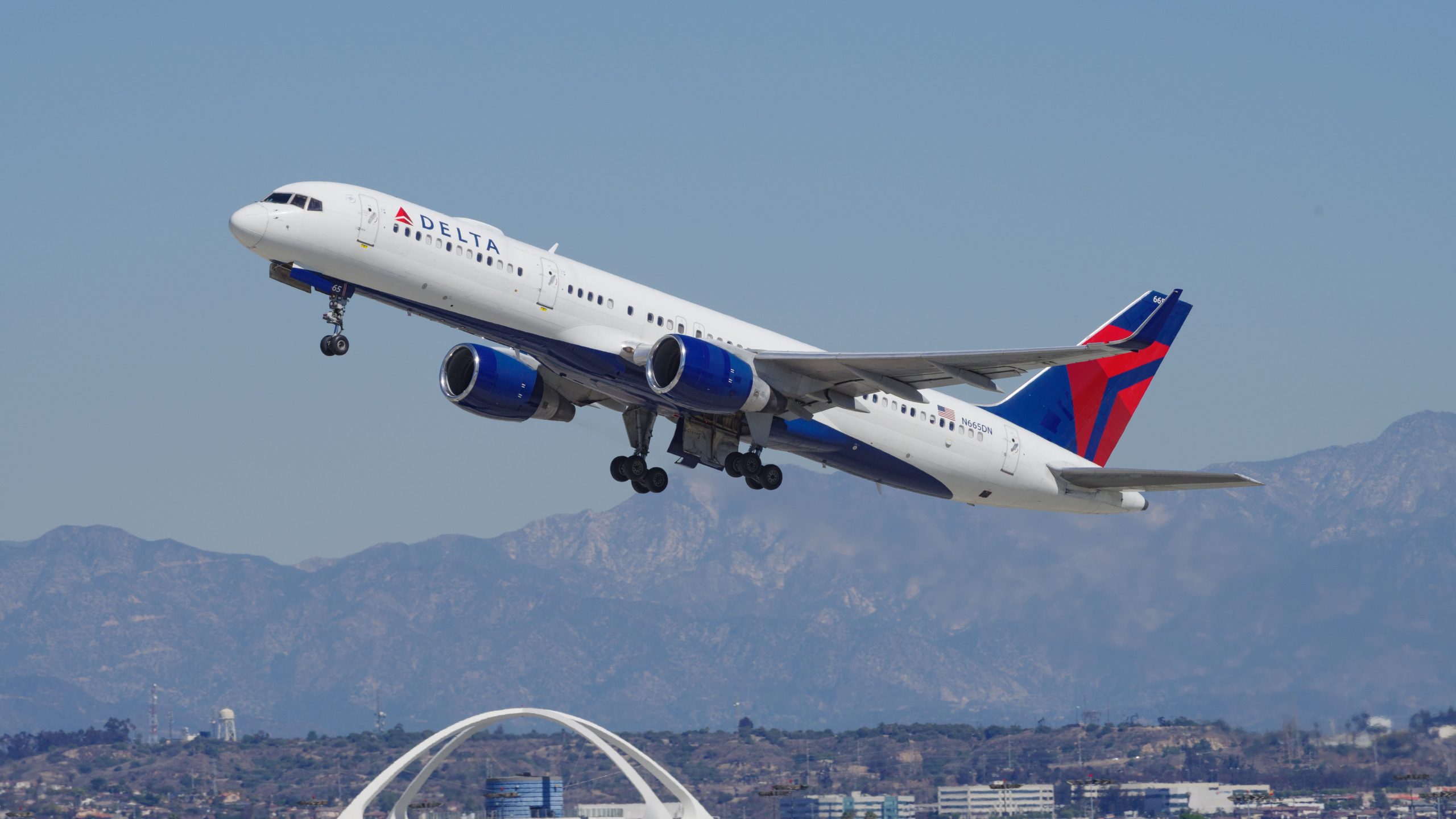 デルタエアラインボーイング757-200ロサンゼルスシアトルフライトが短いスティントのために戻ってきます