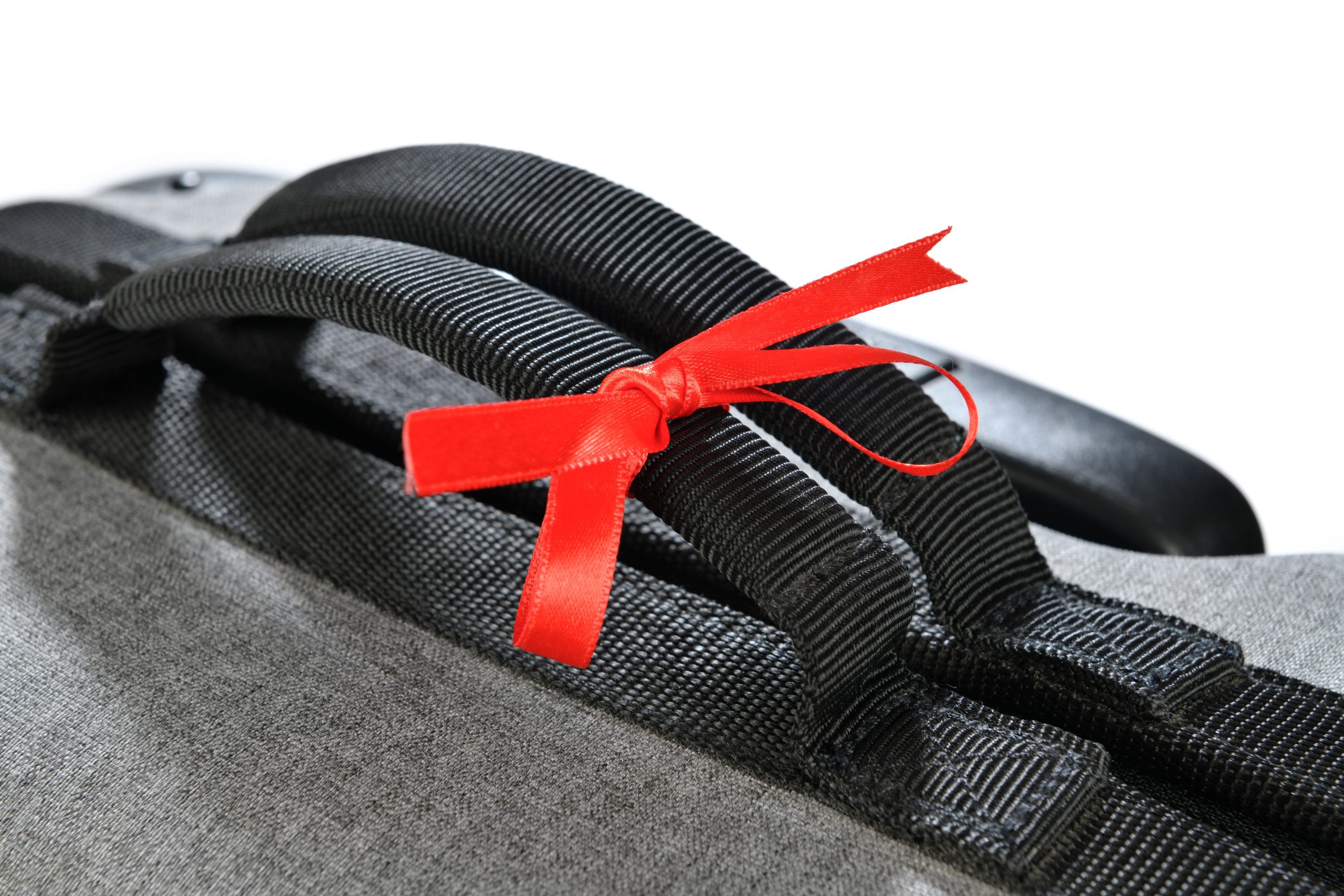 空港の手荷物ハンドラーは、リボンを結び付けて荷物をチェックしないように警告します