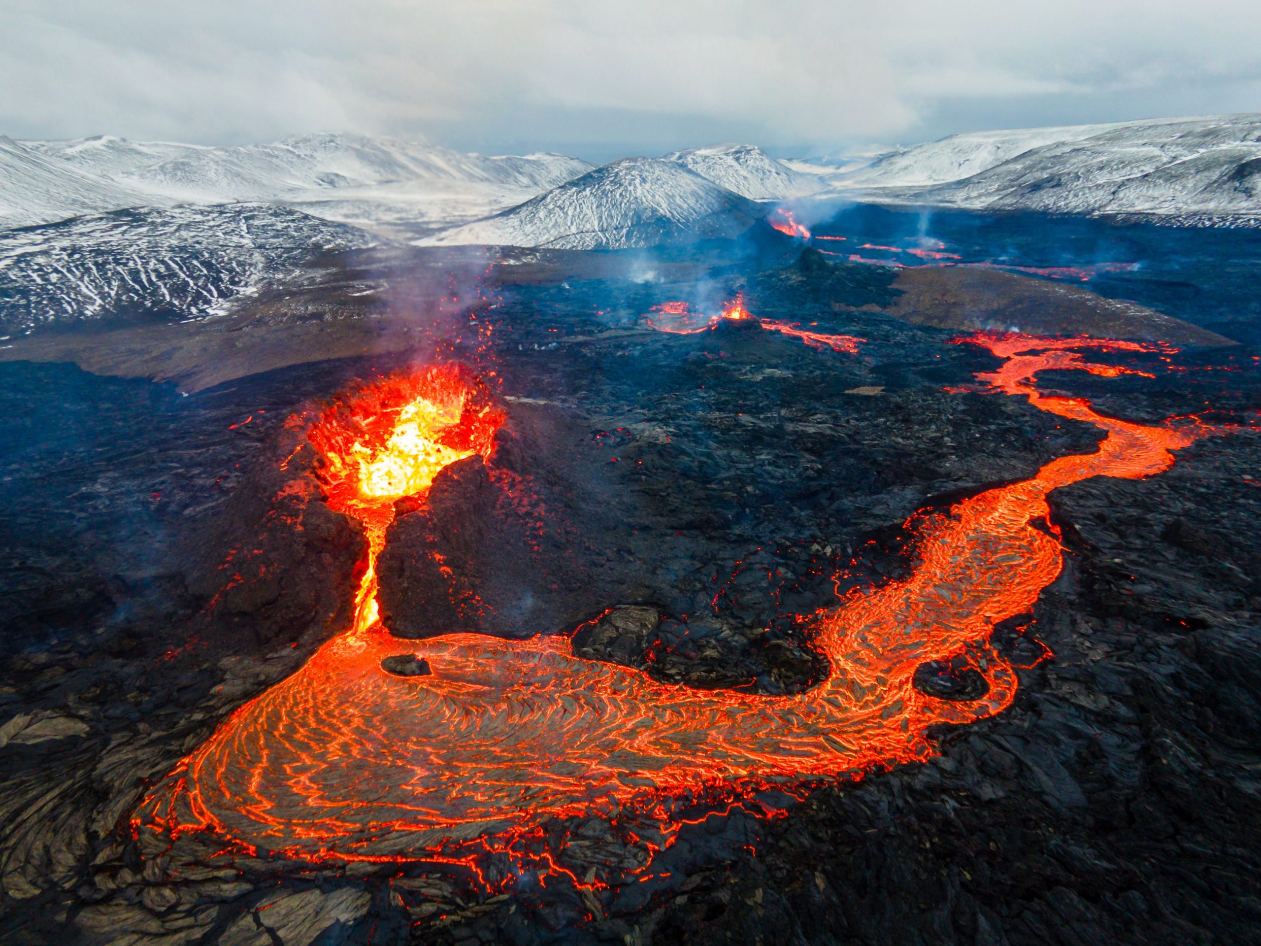 破壊：アイスランドで火山が噴火するにつれて避難を余儀なくされた青いラグーンと地元の町