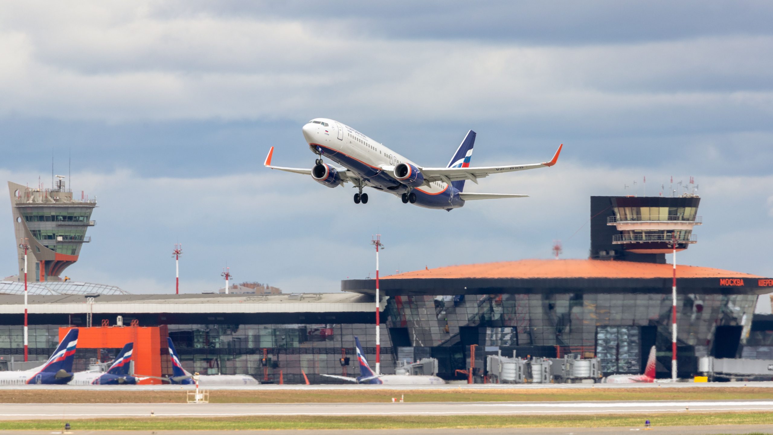 当局は、安全性の懸念を一時的にモスクワの4つの空港を一時的に閉鎖します