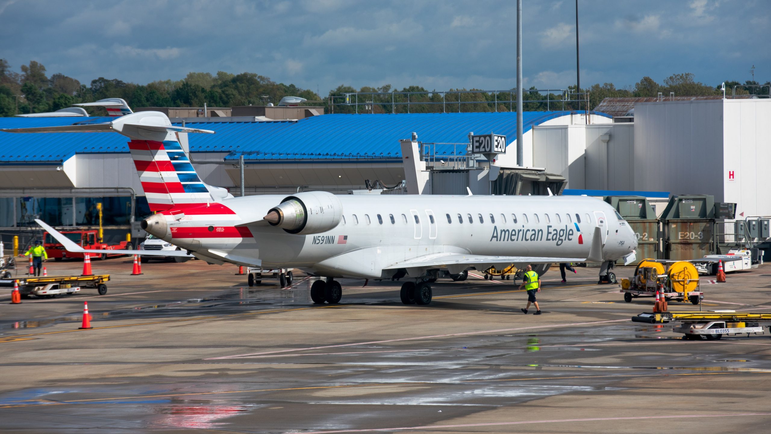 段階的配達：PSA航空会社が艦隊に14のボンバルディアCRJ900を追加する