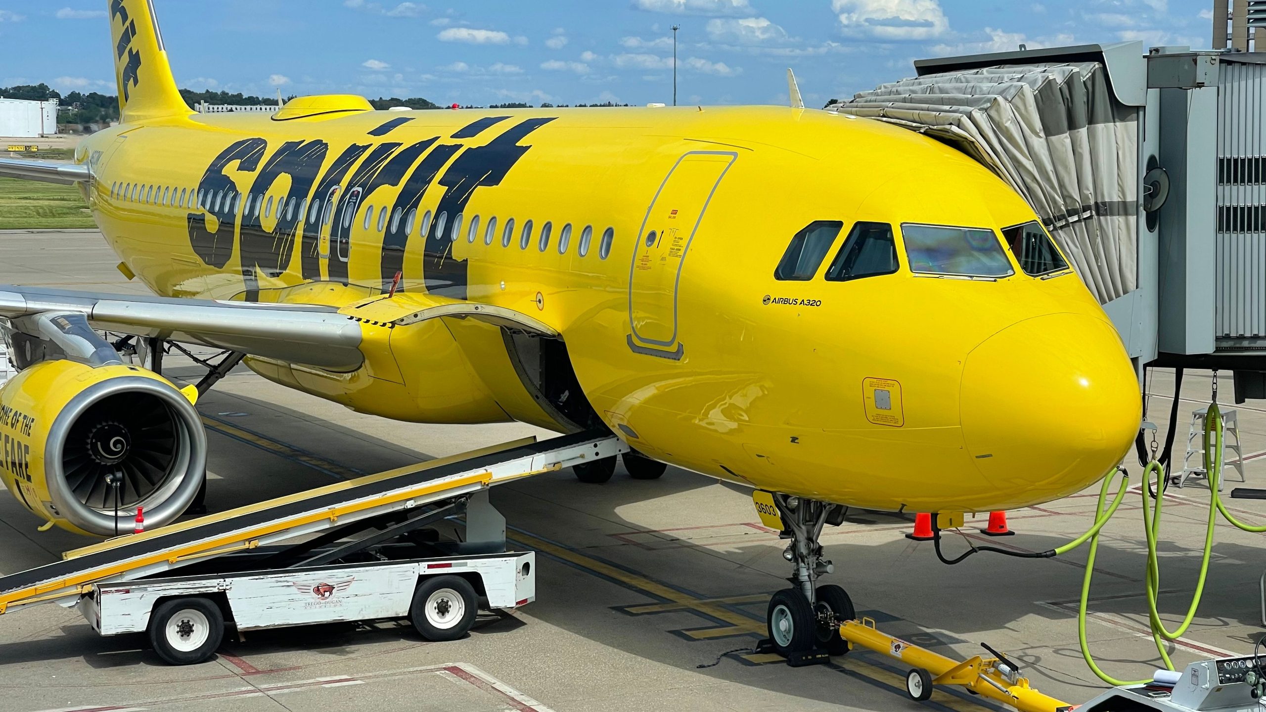 ピッツバーグ国際空港は、割れているにもかかわらず、新しい駐車ガレージの完全性を擁護します