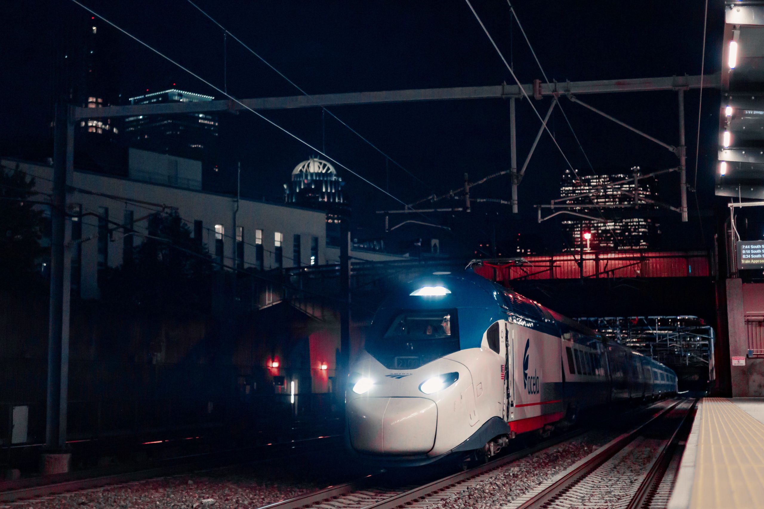 アムトラックのサポーターは、新しい高速アセラのまれな映像で「悲しい状況」コメントに応答します