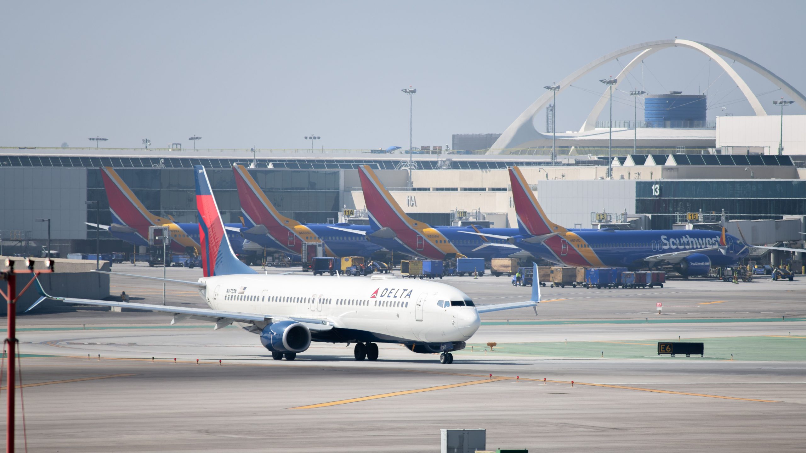 LAXは、ターミナルで疑わしいアイテムが見つかった後に避難しました