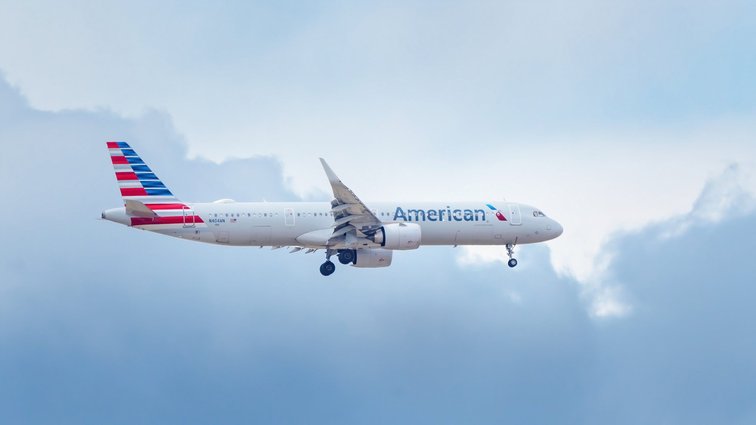 アメリカン航空の客室乗務員は、デンバーでの「無意味な犯罪」の後に亡くなります