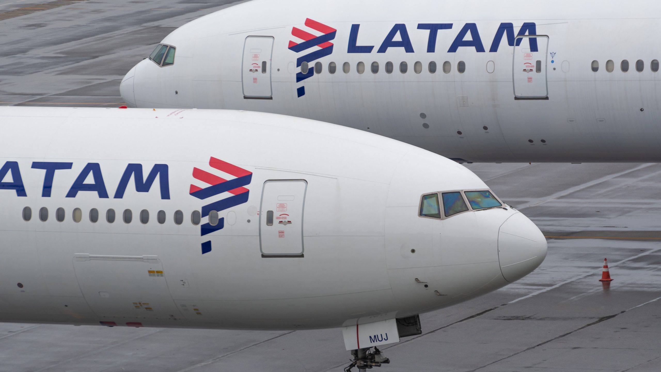 ブラジルのサンパウロガルホス国際空港に立ち往生している米国とカナダを目指している+600移民