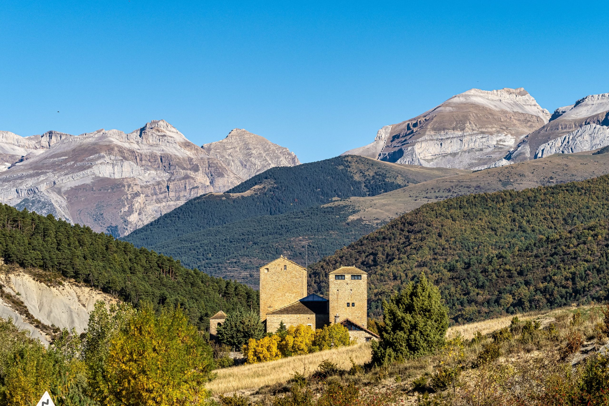 トムクルーズは、たった14人の住民でこのヨーロッパの村に旅行しました