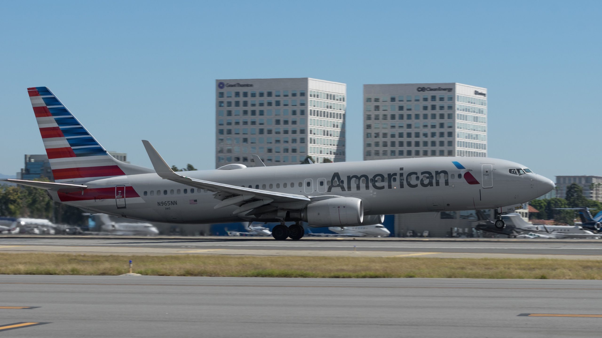 「これは彼らにあります」：乗客はホームレスの野営地でチェックされた袋を見つけた後、アメリカン航空を叩きます