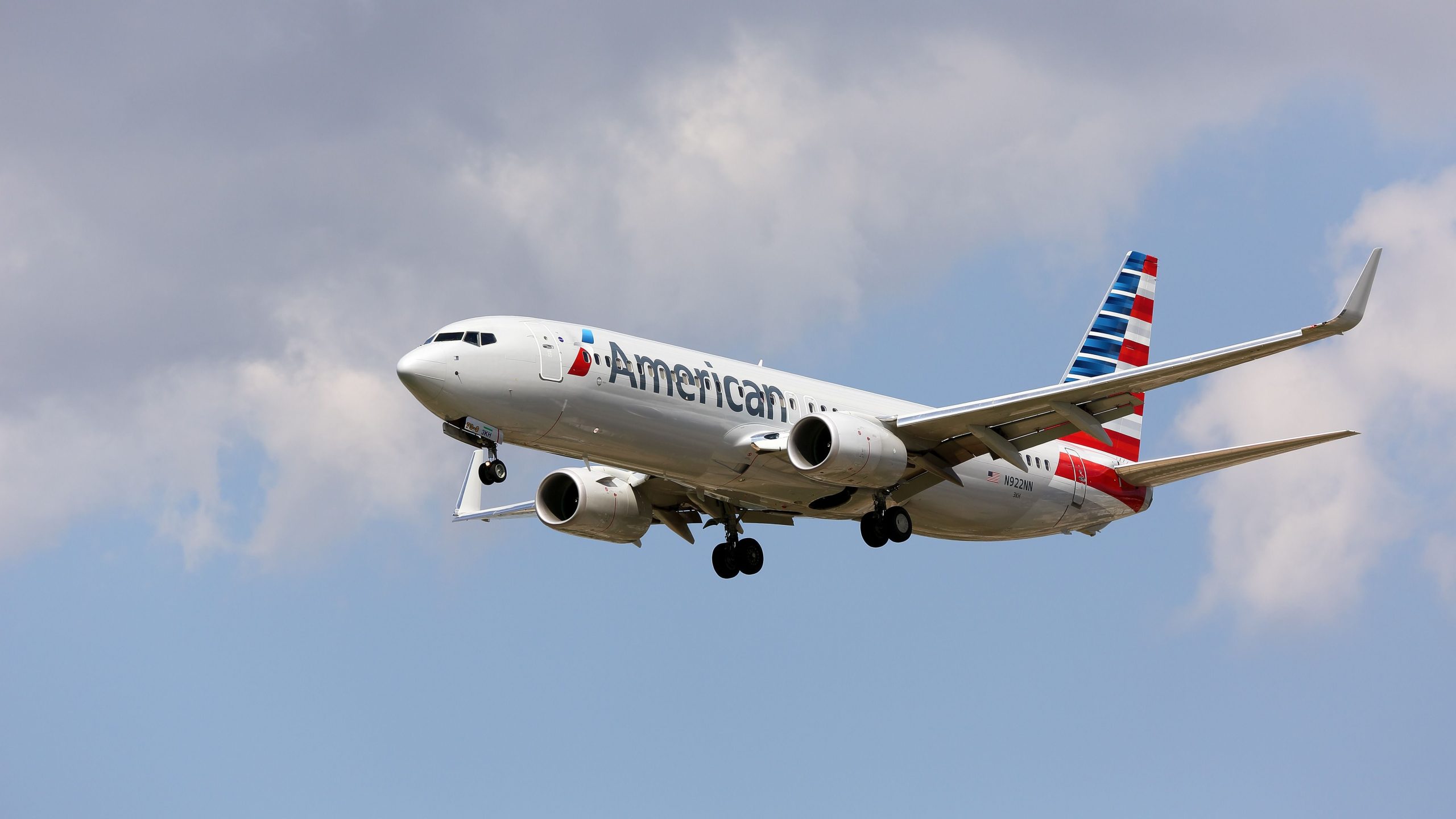 ブレーキの問題により、アメリカン航空のボーイング737-800がダラスの滑走路をオーバーランすることを引き起こす