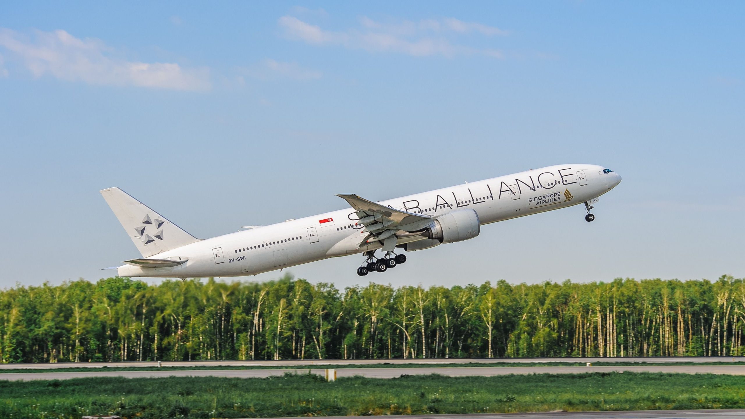 致命的な乱流に関与するボーイング777がシンガポールに戻ります