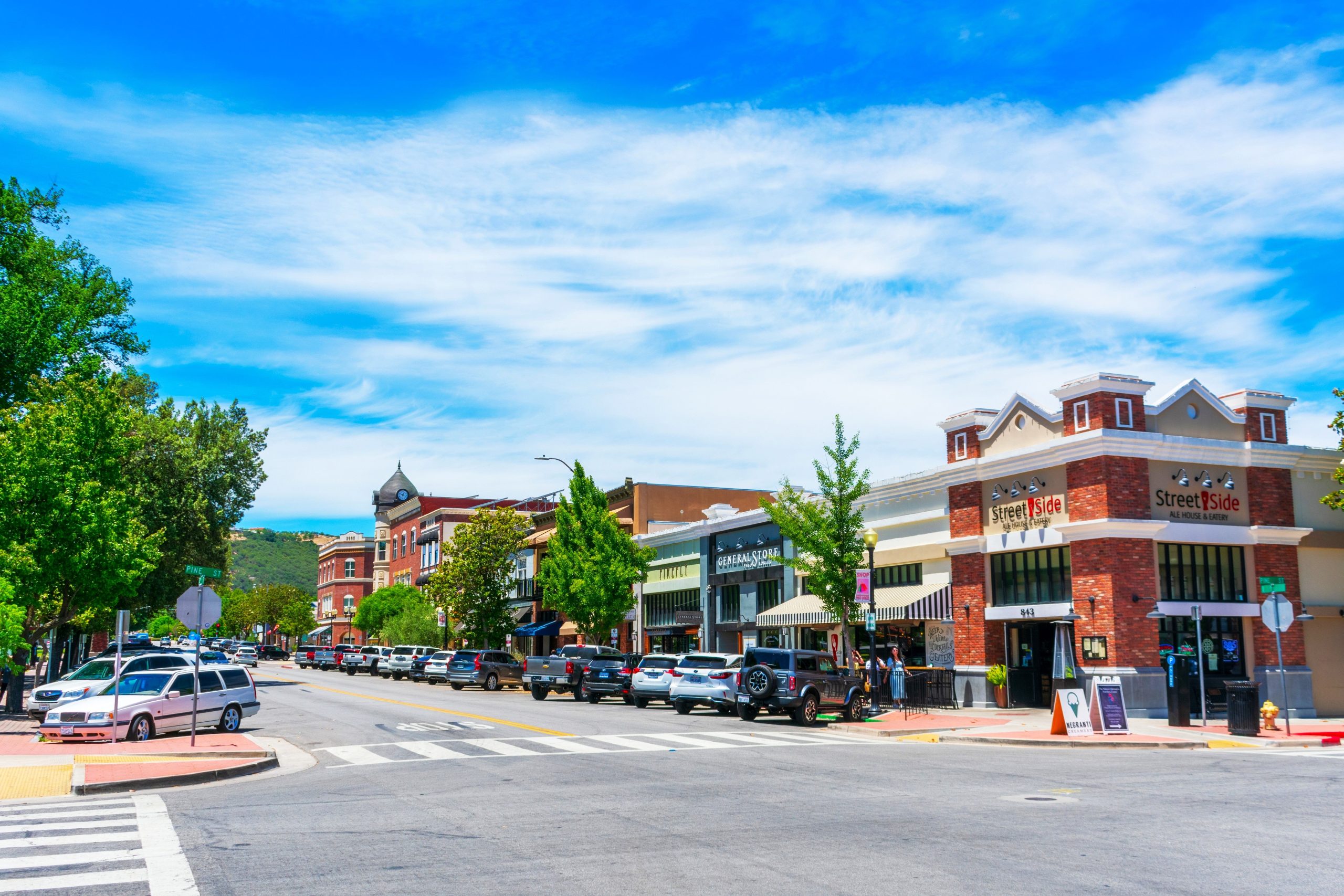 ホットスプリングス、ビーチ、ナパバレースタイルの驚きがあるこの風光明媚なカリフォルニアの町ラとサンフランシスコの間にはあります