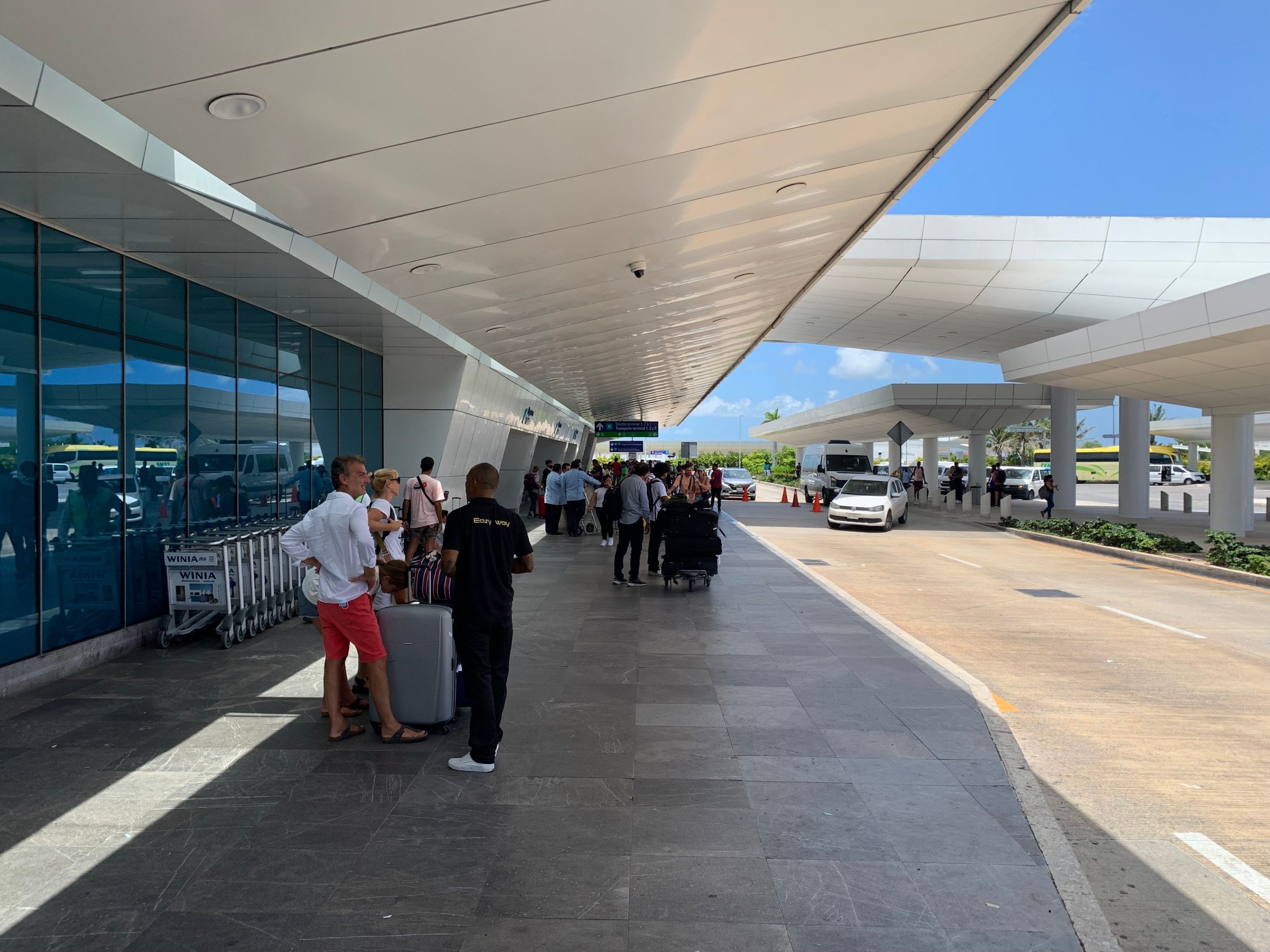 Quintana ROO知事は、私たちの旅行者がカンクン国際空港でばかげたタクシー料金を支払った後に介入します