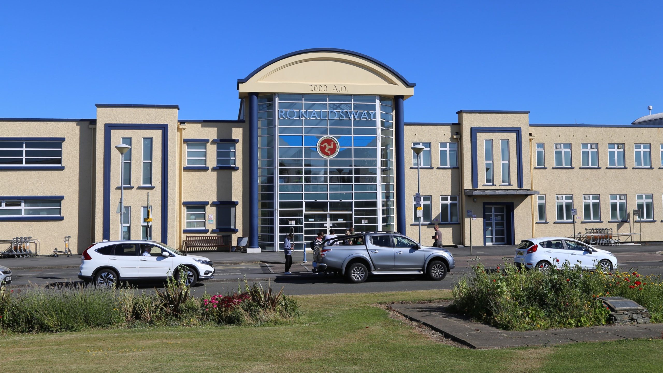 狭いゲージの蒸気鉄道で提供される空港