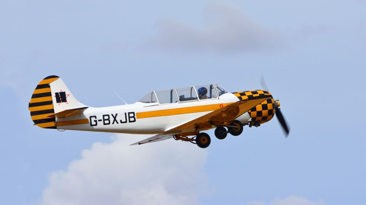 ウクライナのプロペラYak-52がロシアのドローンを撃ち、WW2スタイルを撃ちます