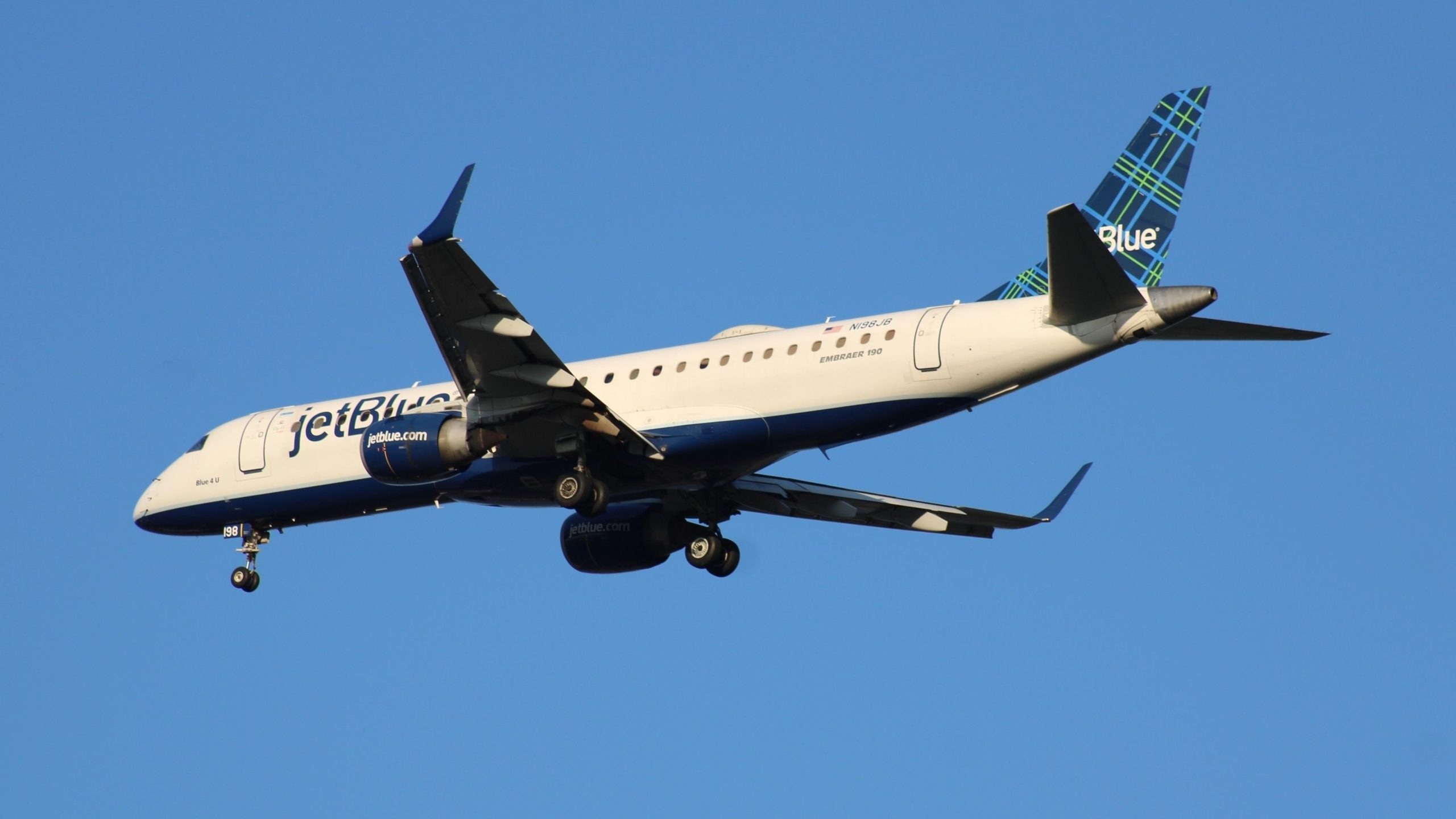 初めて：JetBlueは必須の航空サービス契約に適用されます