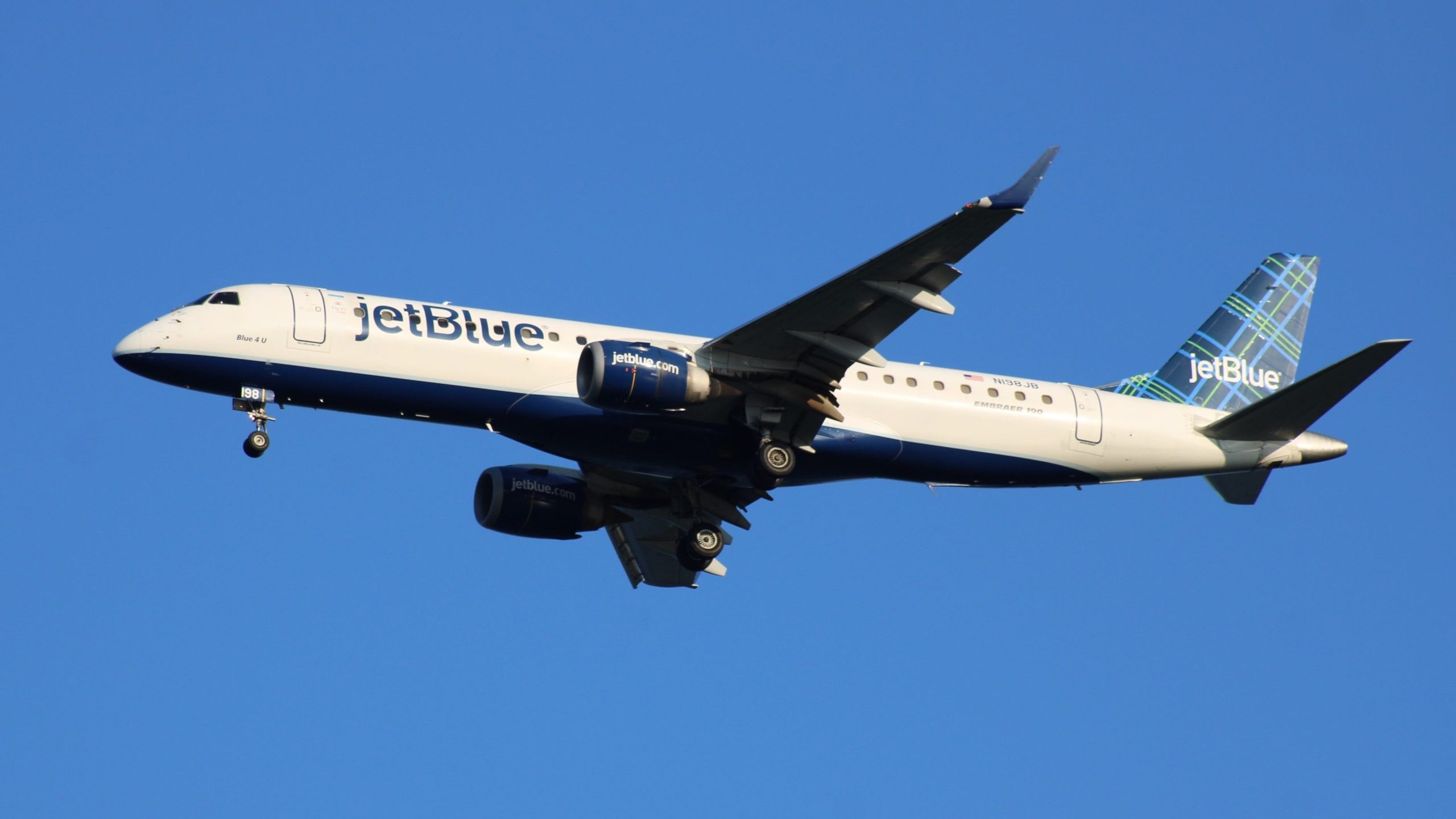 JetBlue Embraer E190ボストンのプッシュバック機器によって損傷した