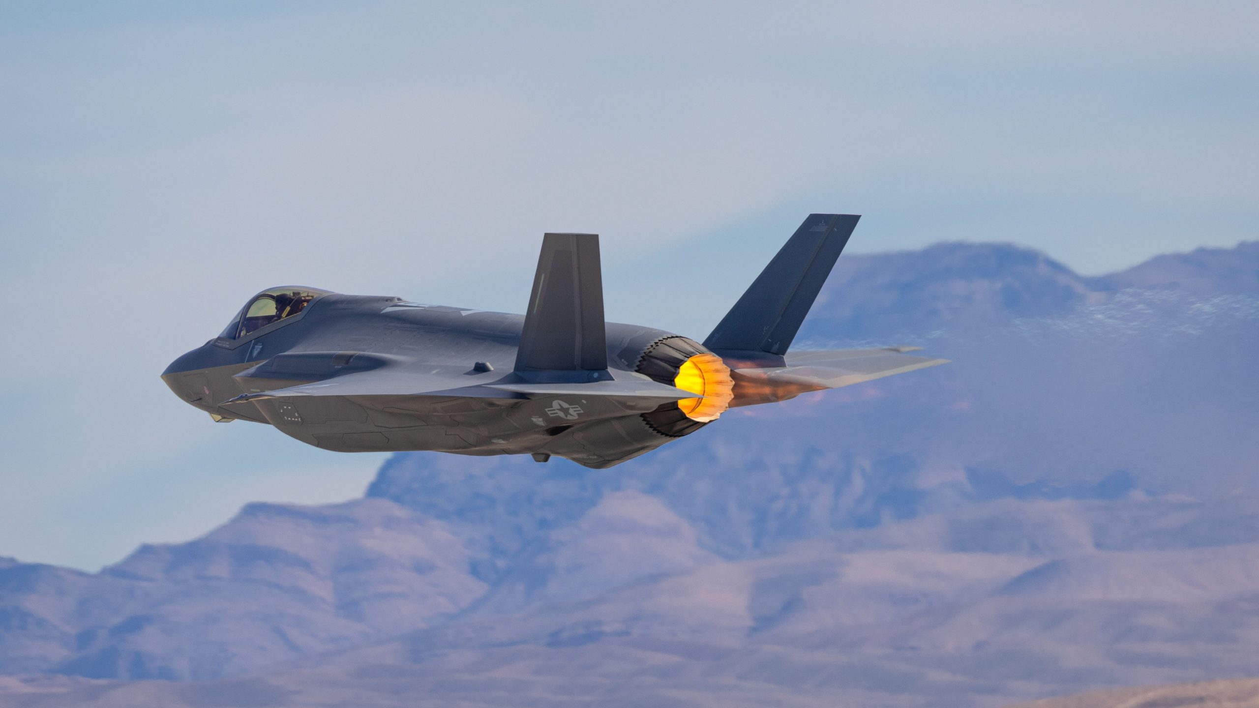 米国国防長官は、議員に612億ドルをクリアするよう依頼し、空気の支配を強化する